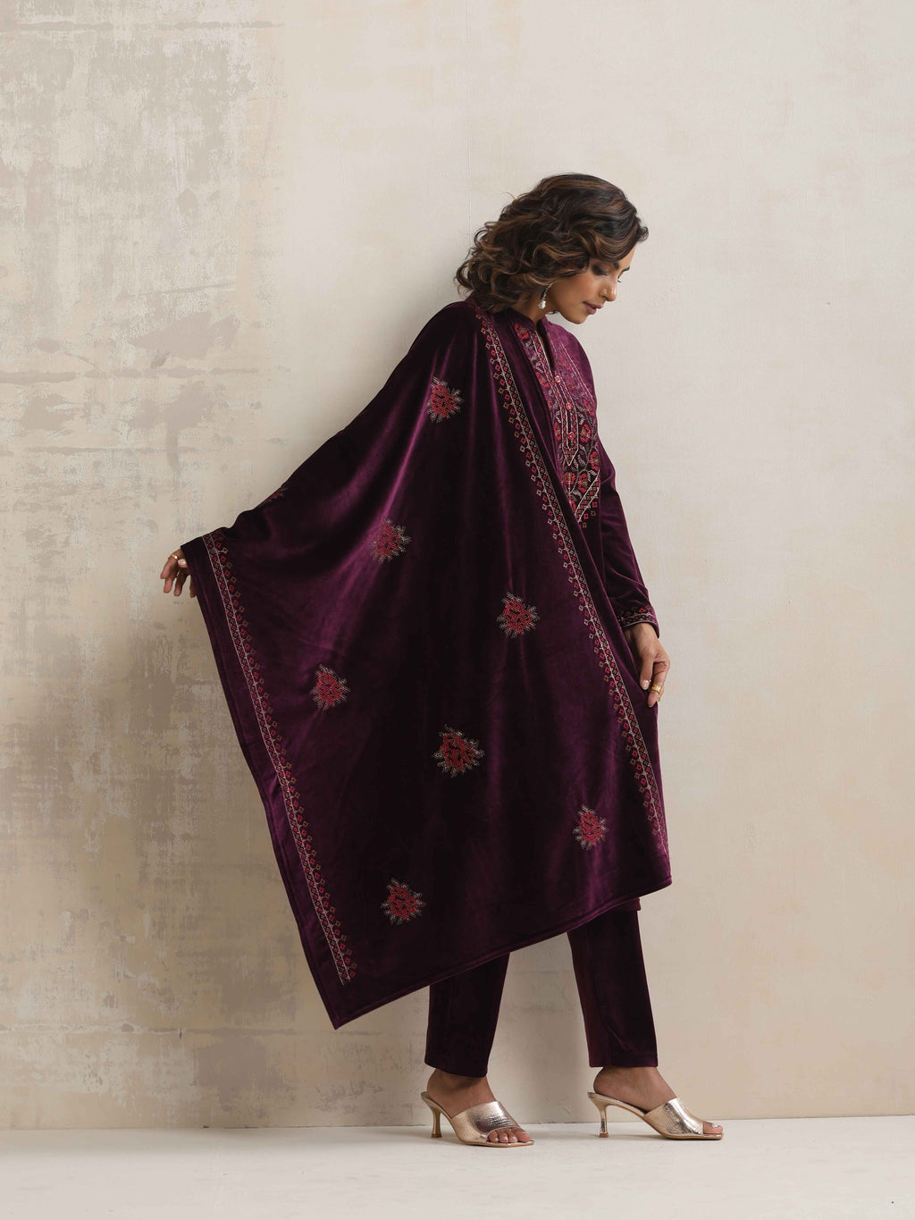 trueBrowns Purple Velvet Floral Embroidered Kurta Pant Dupatta Set | Grocsy