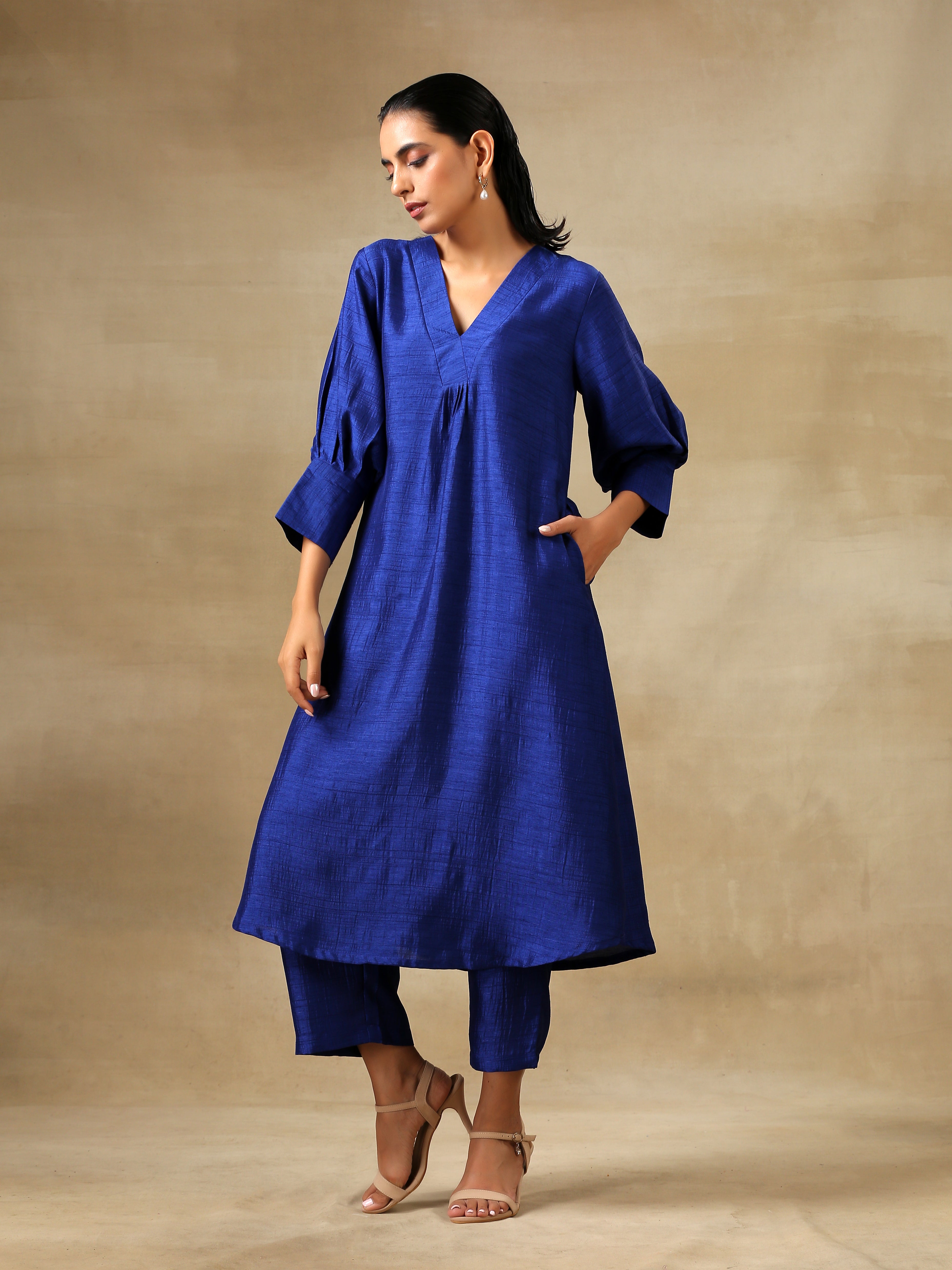 trueBrowns Blue Textured Silk Puff Sleeve Kurta Pant Set | Grocsy