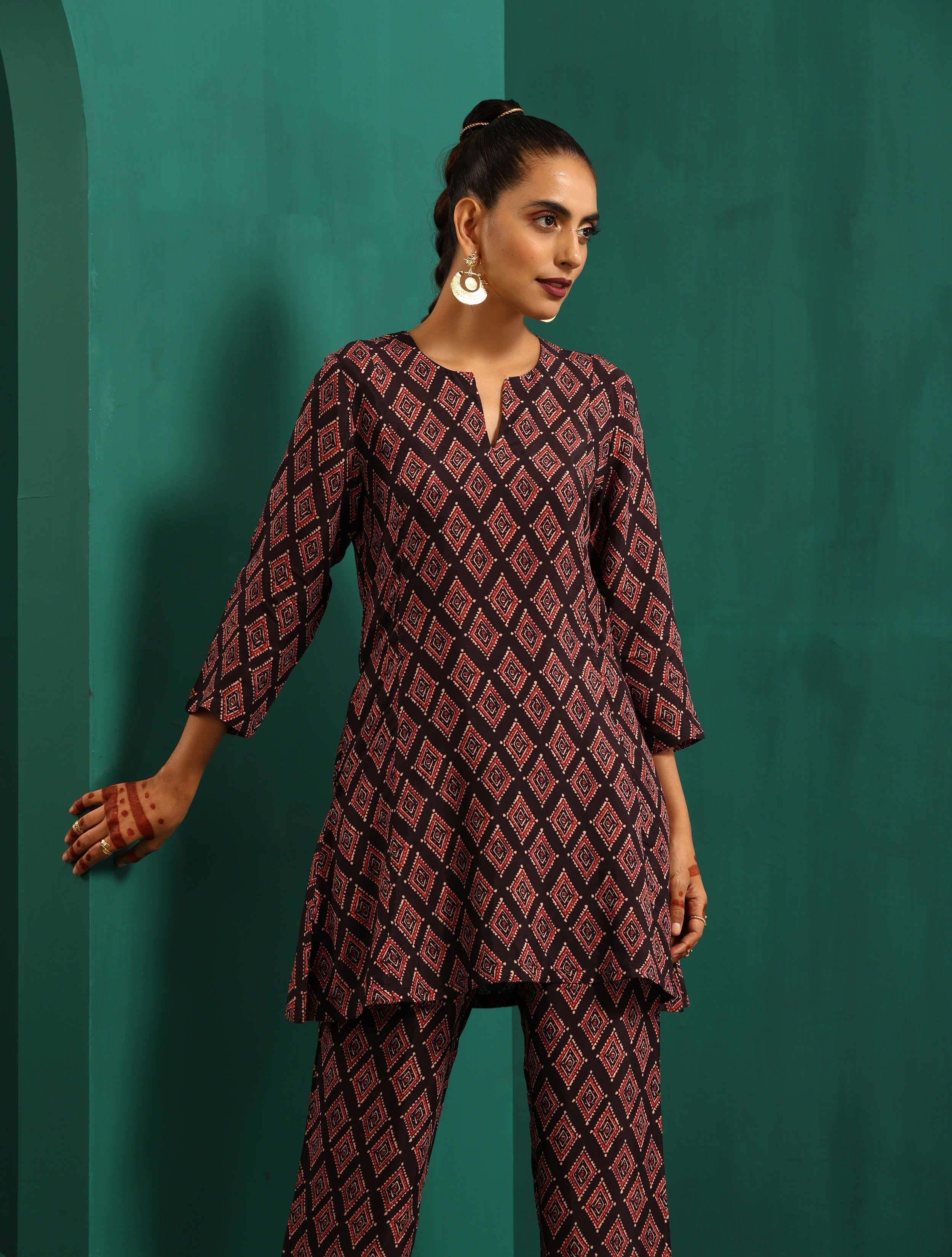 trueBrowns Black Diamond Muslin Silk Printed Relaxed Co-ord Set | Grocsy