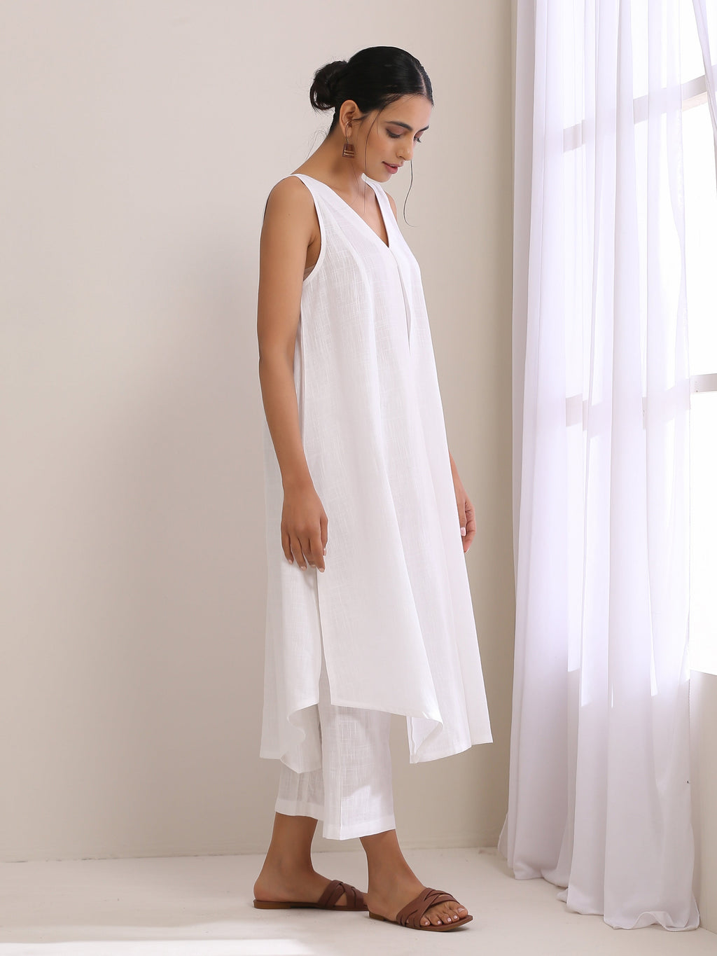 trueBrowns White Slub Texture Sleeveless Flared Kurta Pant Set | Grocsy
