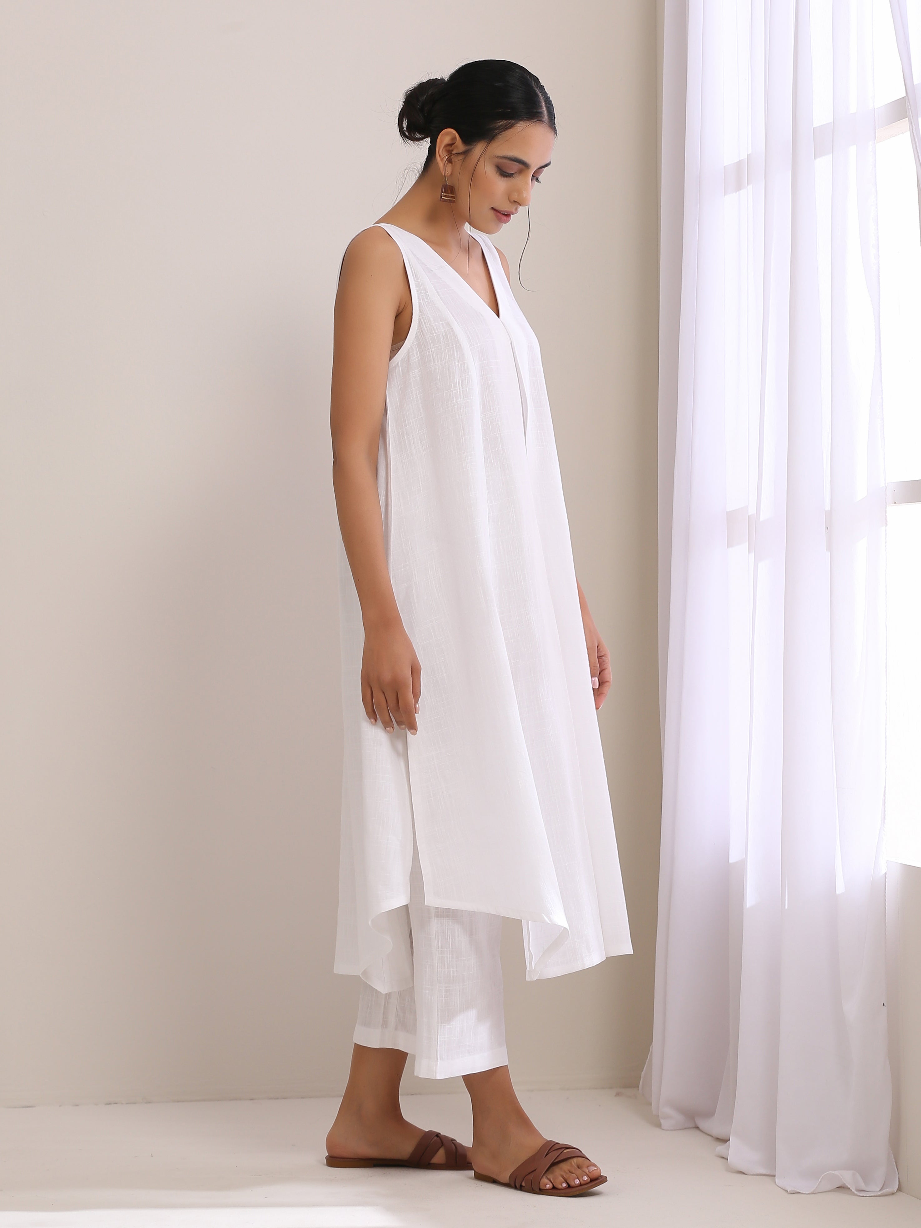 trueBrowns White Slub Texture Sleeveless Flared Kurta Pant Set | Grocsy