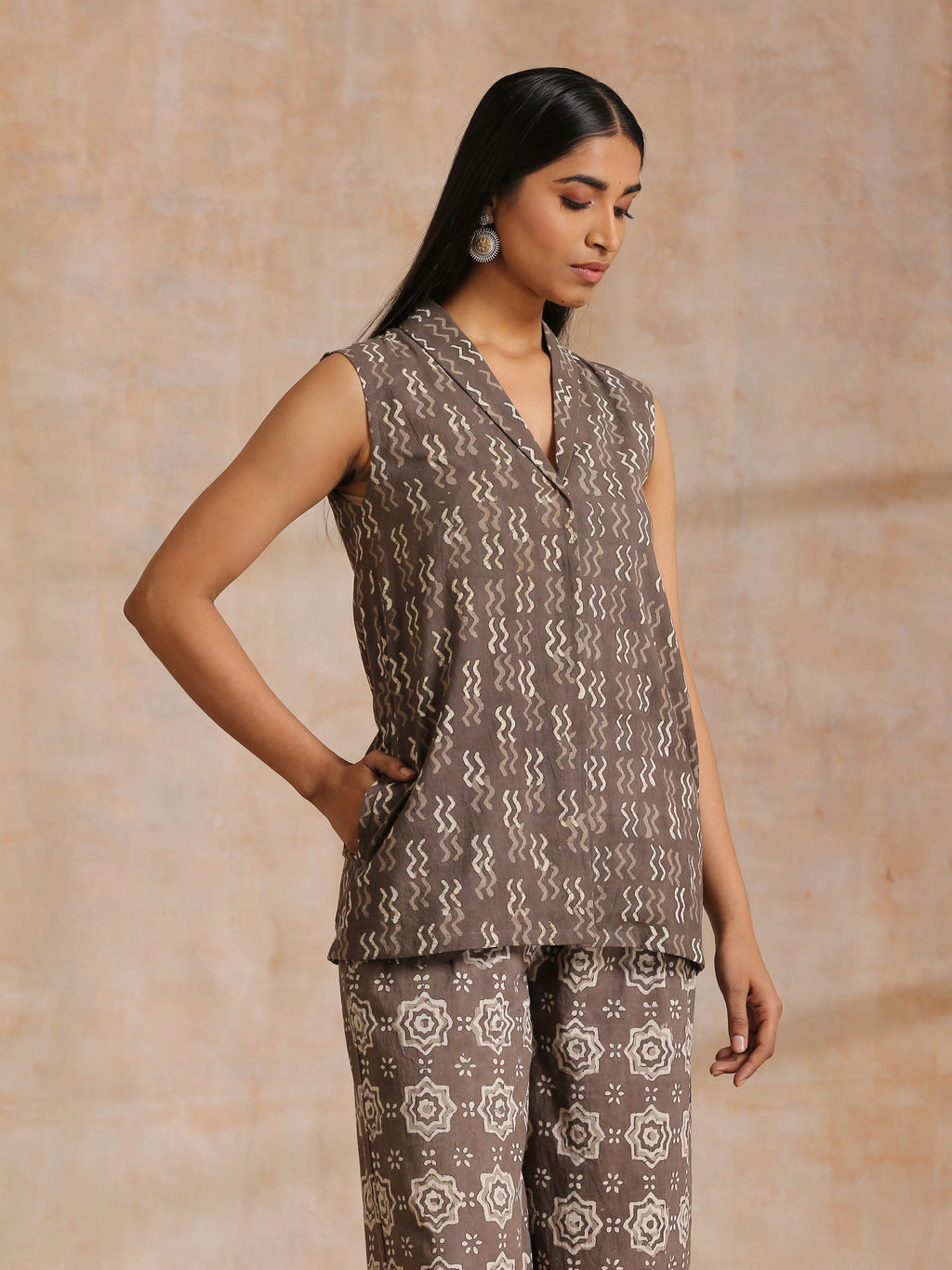 trueBrowns Clay Dabu Zig-Zag Motifs Print Cotton Sleeveless Jacket Pant Set | Grocsy