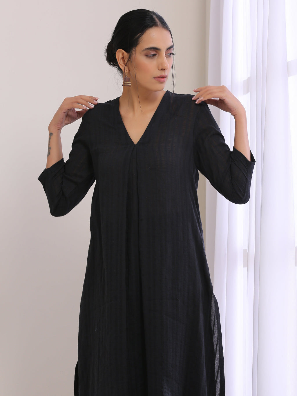 trueBrowns Black Dobby Neck Pleat Kurta Pant Set | Grocsy