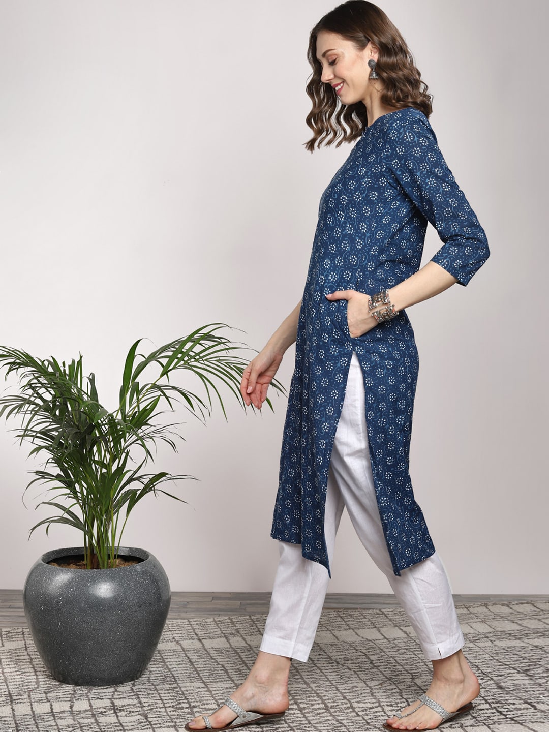 Sangria Women Navy Blue Printed Straight Kurta | Grocsy