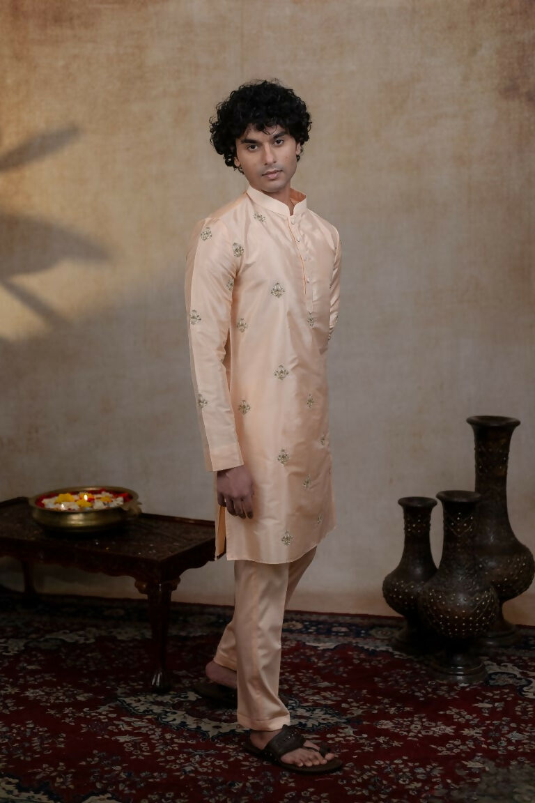 Semi Pattu Peach Ananta Kurta Set By Hilo Design | Grocsy