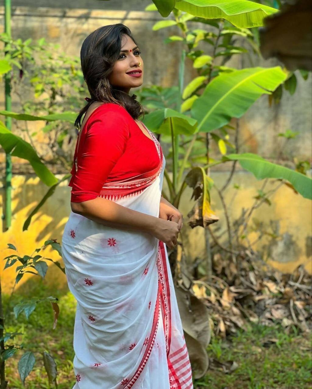 DEIANA'S Beautiful Designer Golden zari Soft Cotton Saree - White | Grocsy