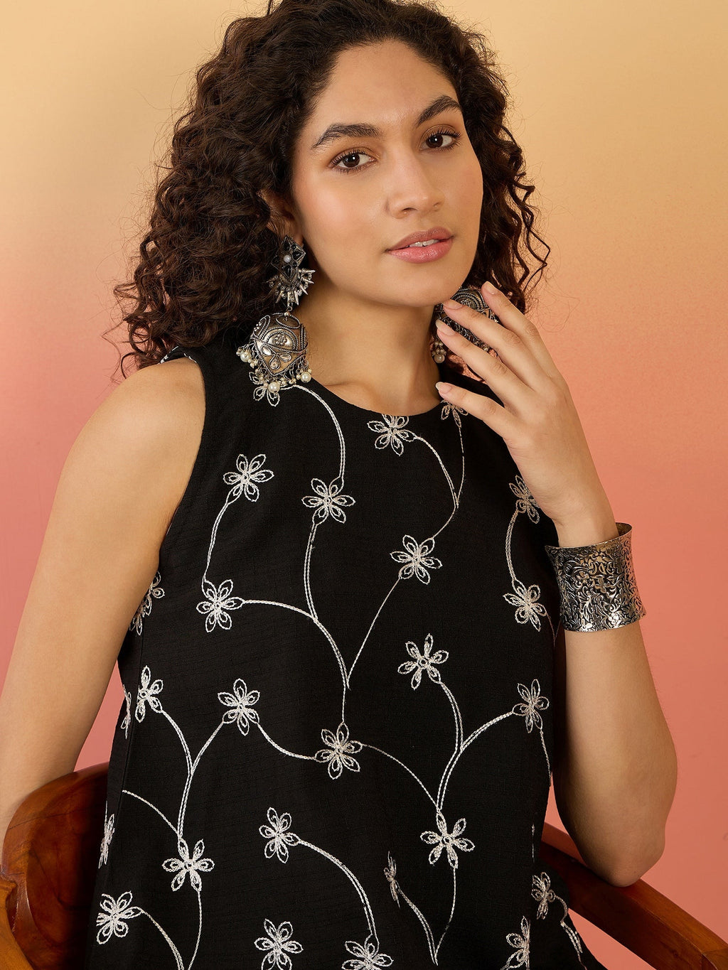 InWeave Black Embroidery R Neck White Set | Grocsy