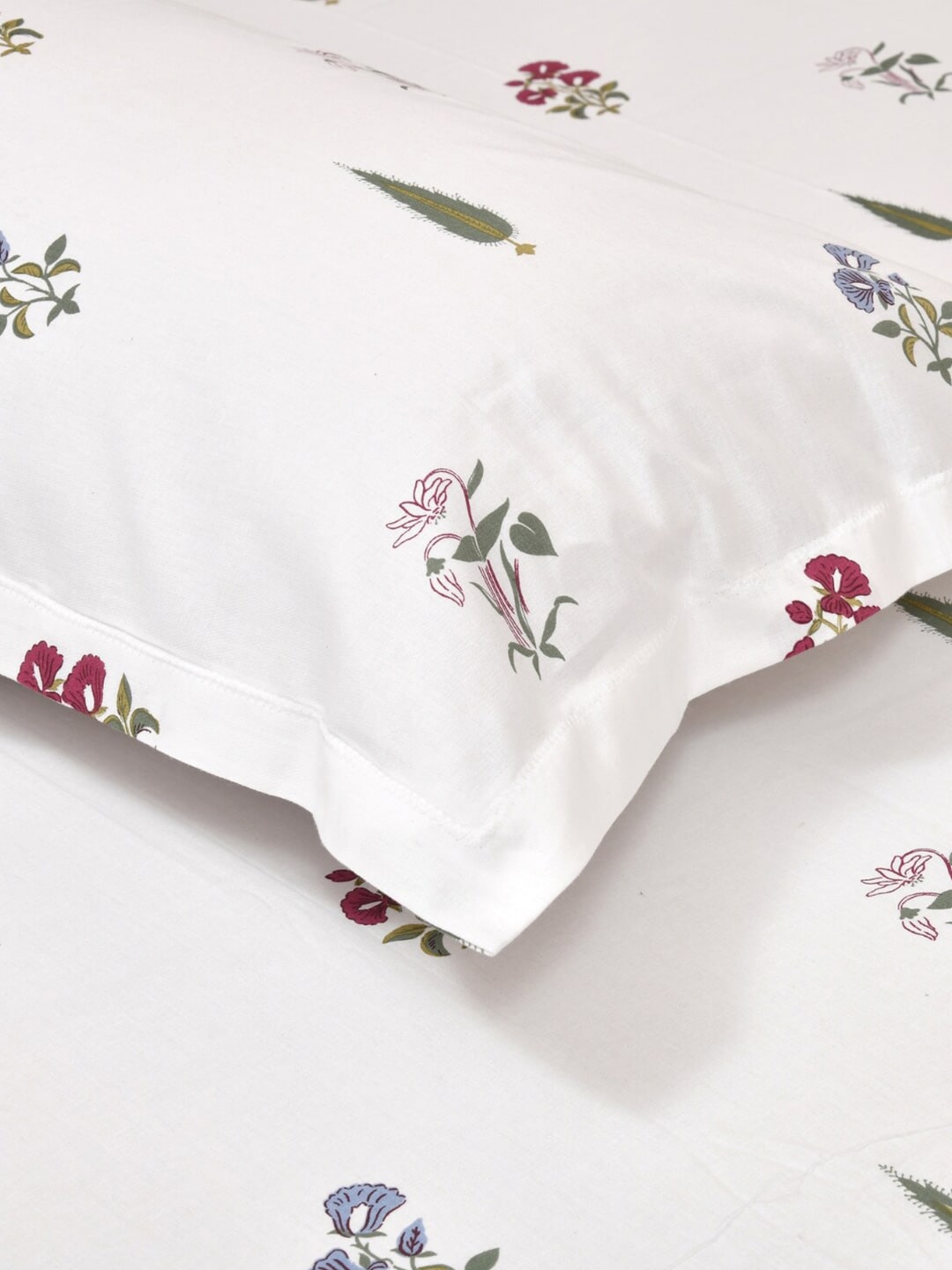 haus & kinder Floral Motifs White & Green 186 TC Cotton Queen Bedsheet & 2 Pillow Covers | Grocsy