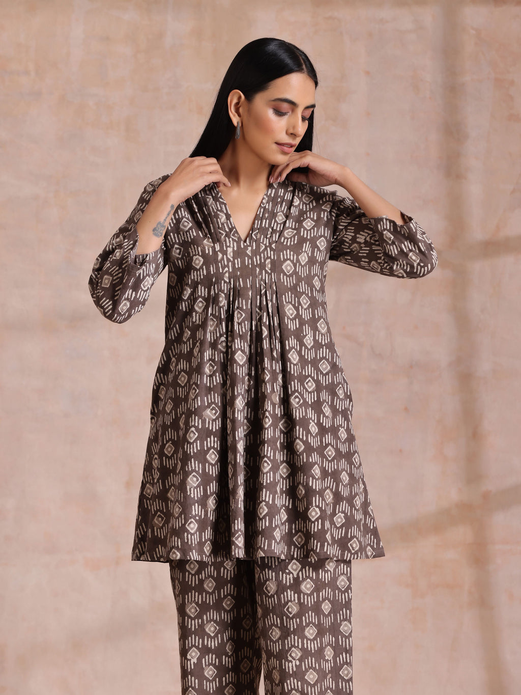 trueBrowns Clay Dabu Geometric Print Cotton Pleated Co-Ord Set | Grocsy