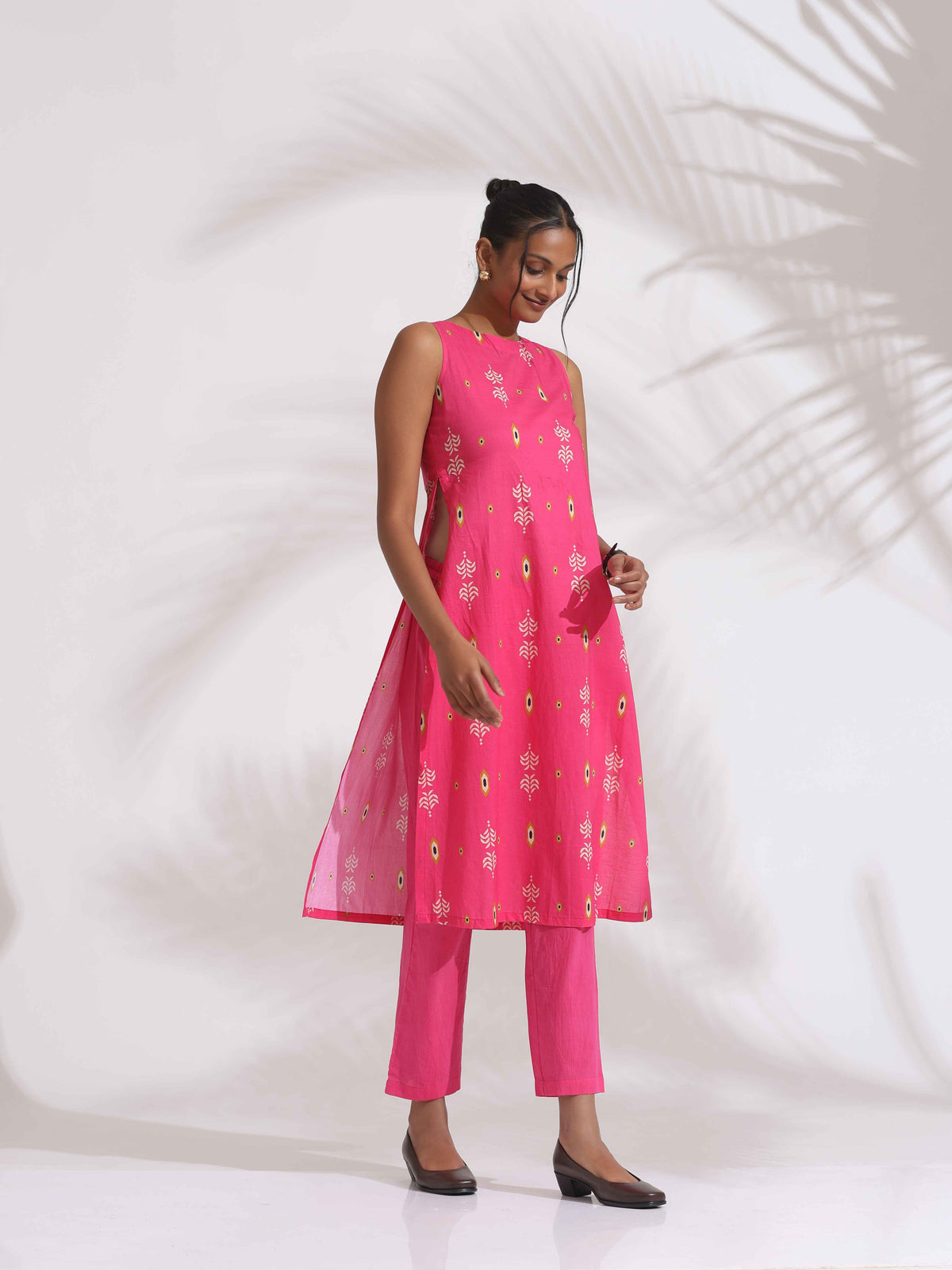 trueBrowns Pink Cotton Print Sleeveless Kurta Set | Grocsy