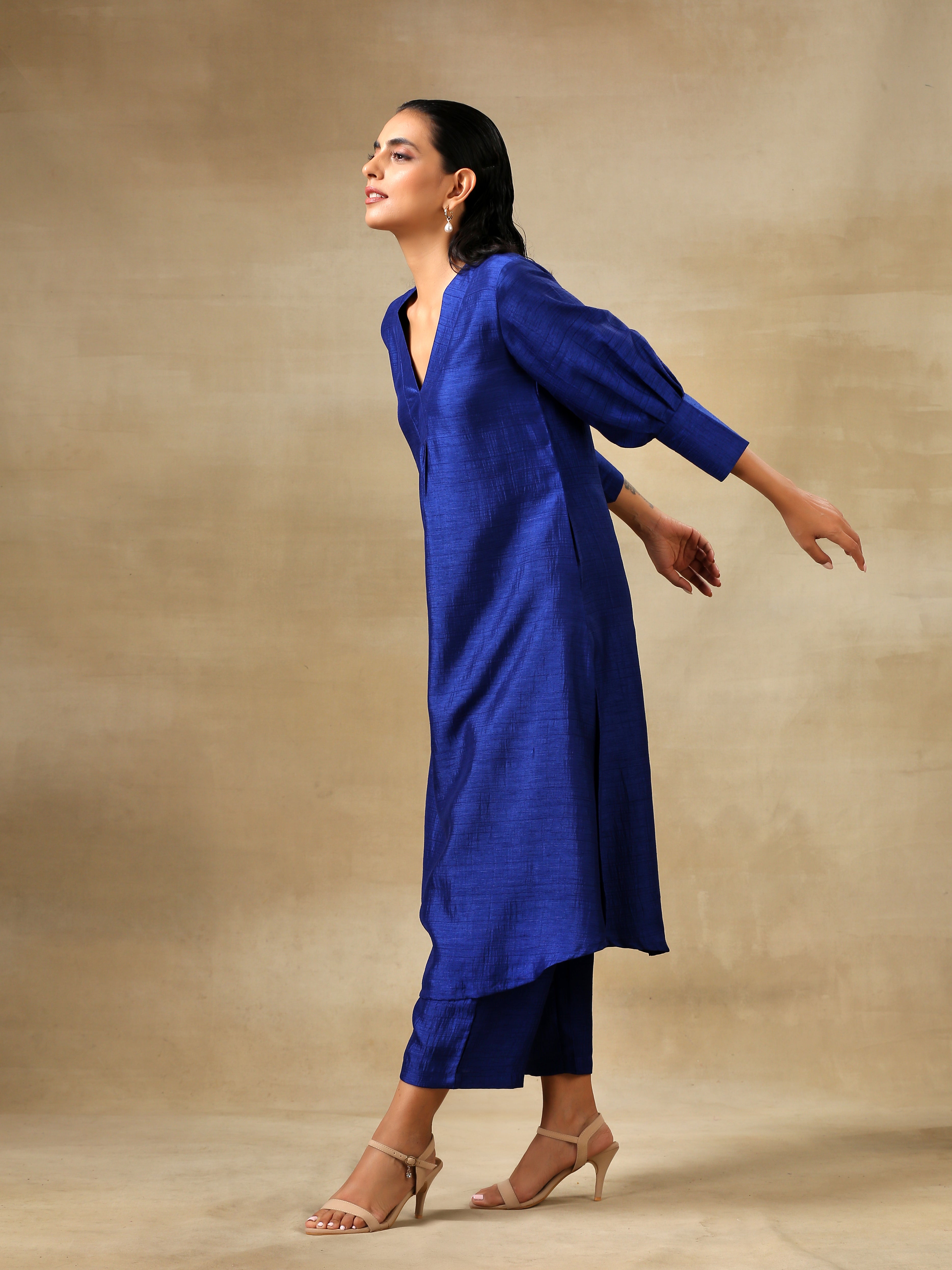 trueBrowns Blue Textured Silk Puff Sleeve Kurta Pant Set | Grocsy