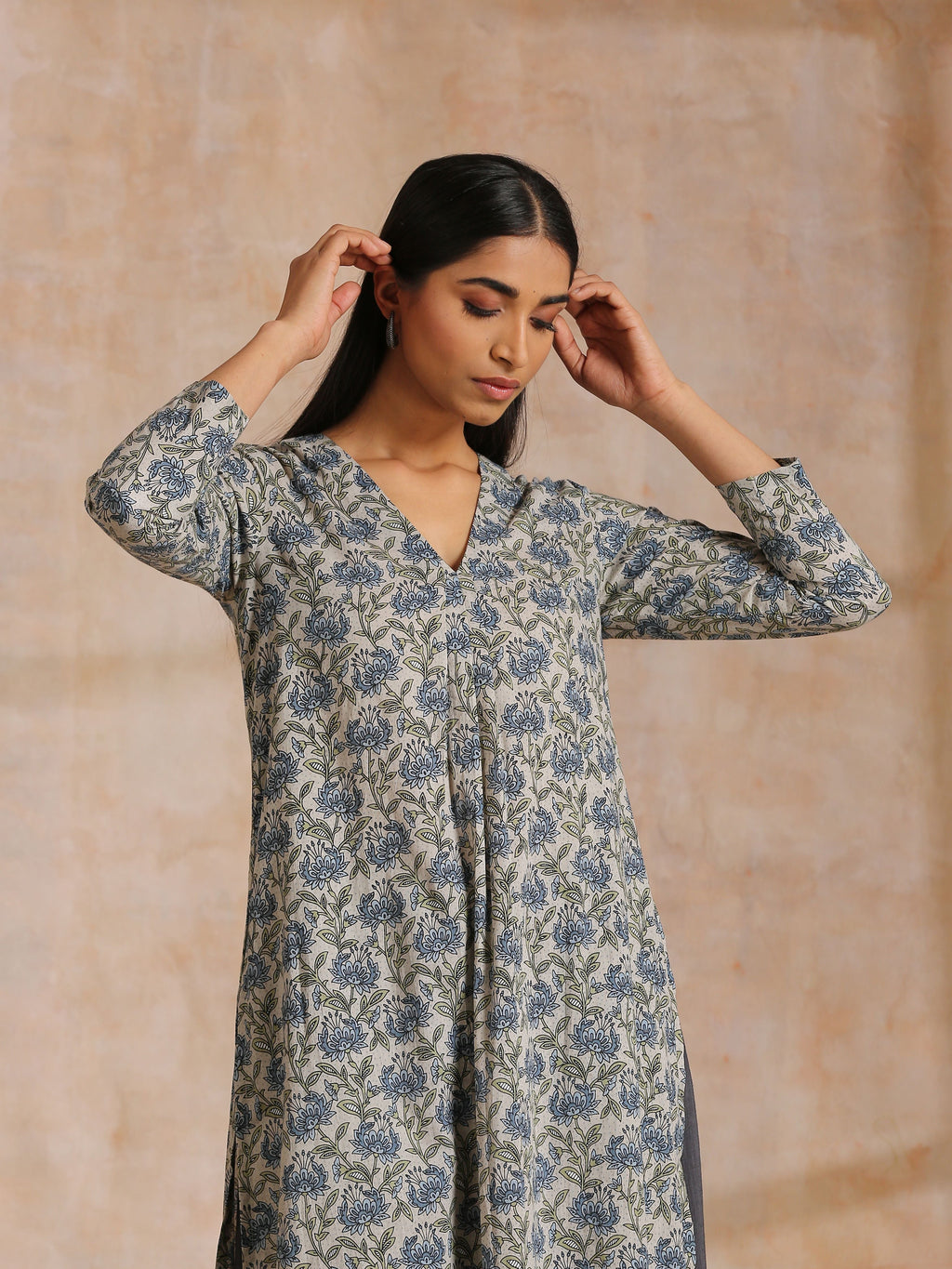trueBrowns Blue Grey Overall Floral Block On White Print Cotton Kurta Pant Set | Grocsy