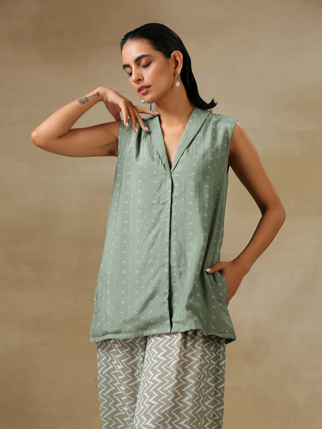trueBrowns Light Green Bandhani Printed Silk Sleevesless Jacket Pant Set | Grocsy