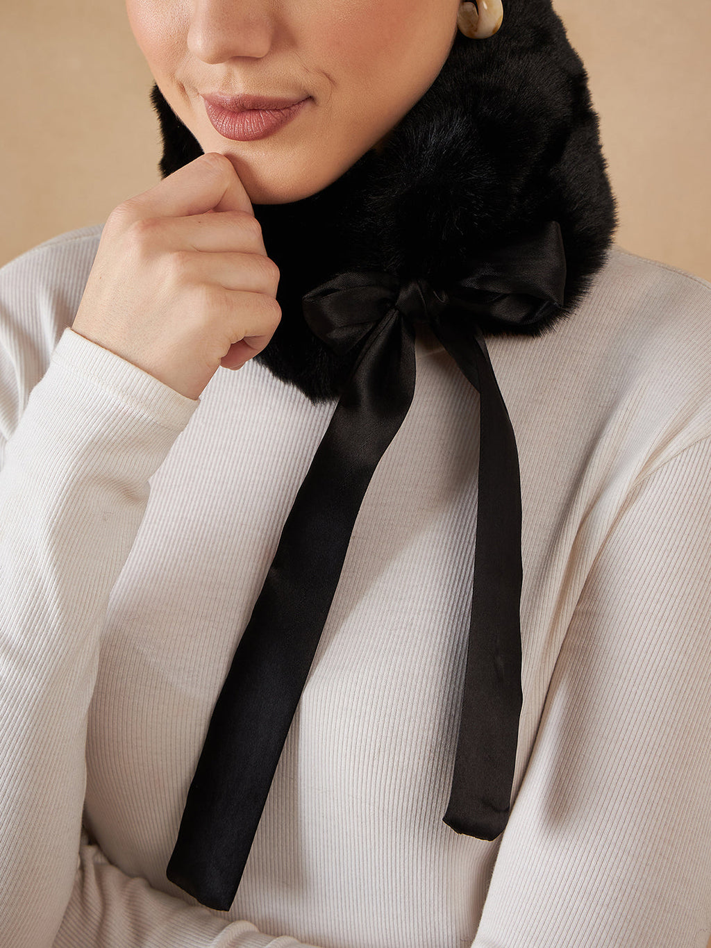 InWeave Women's Black Fur Neckpiece | Grocsy