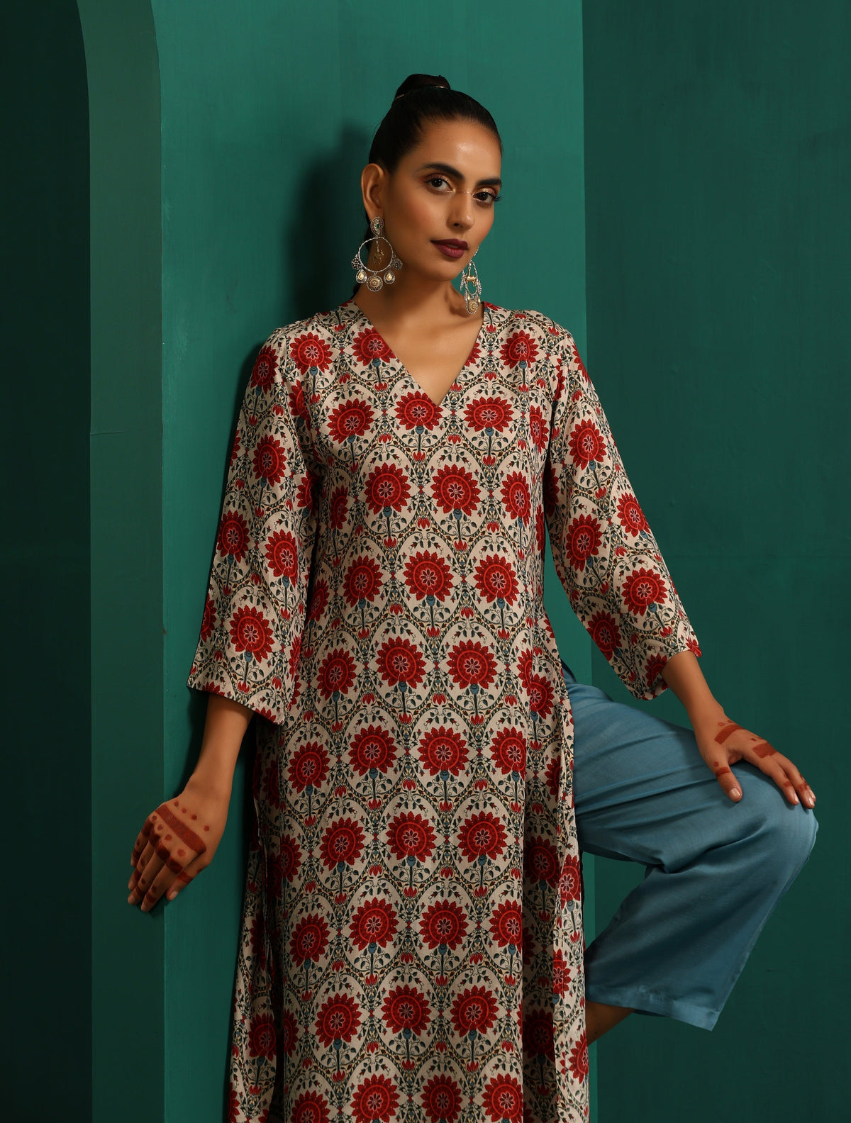 trueBrowns Ivory Red Circle Floral Muslin Silk Printed V-Neck Kurta Pant Set | Grocsy