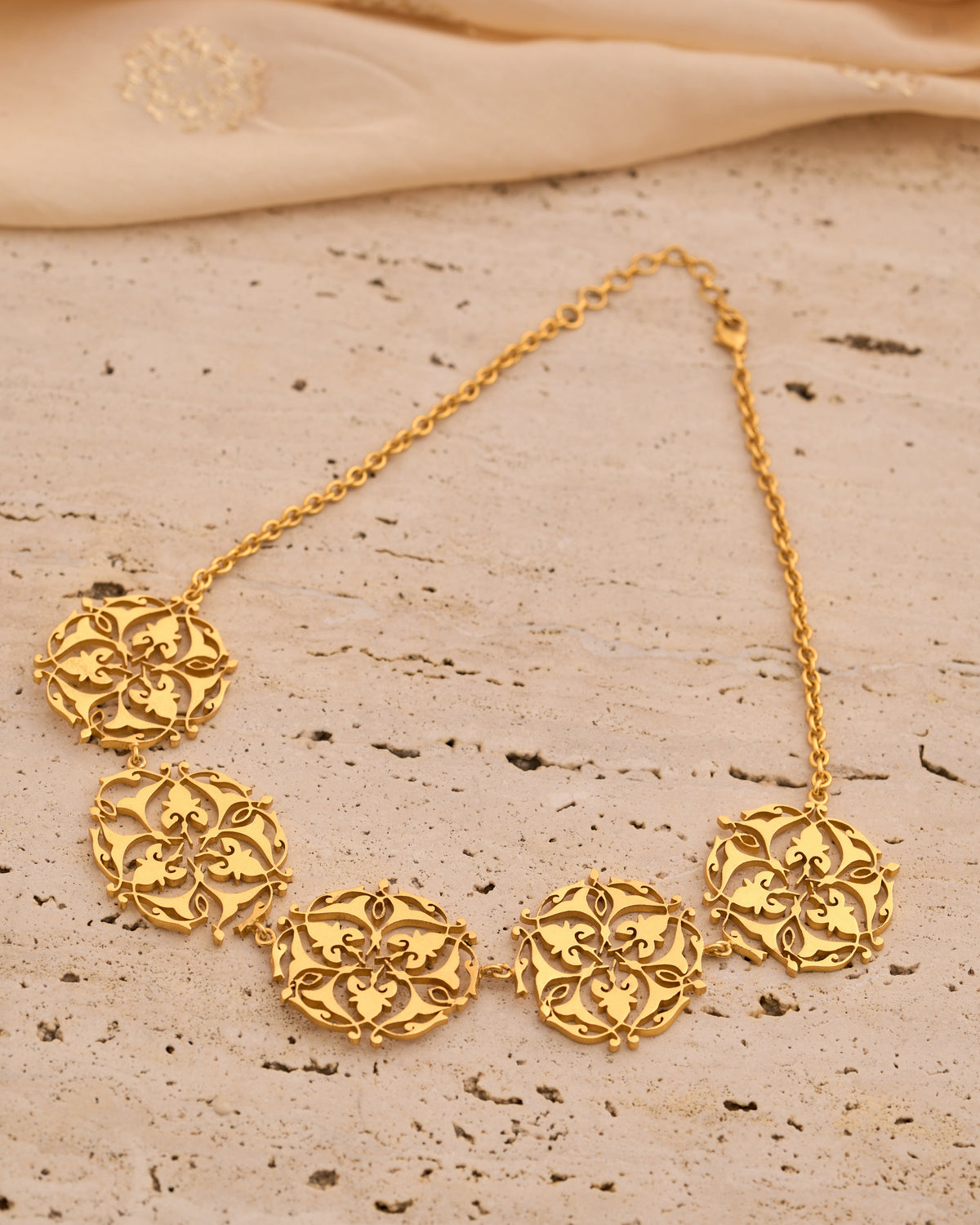 trueBrowns Gold-Polished Leaf Choker | Grocsy