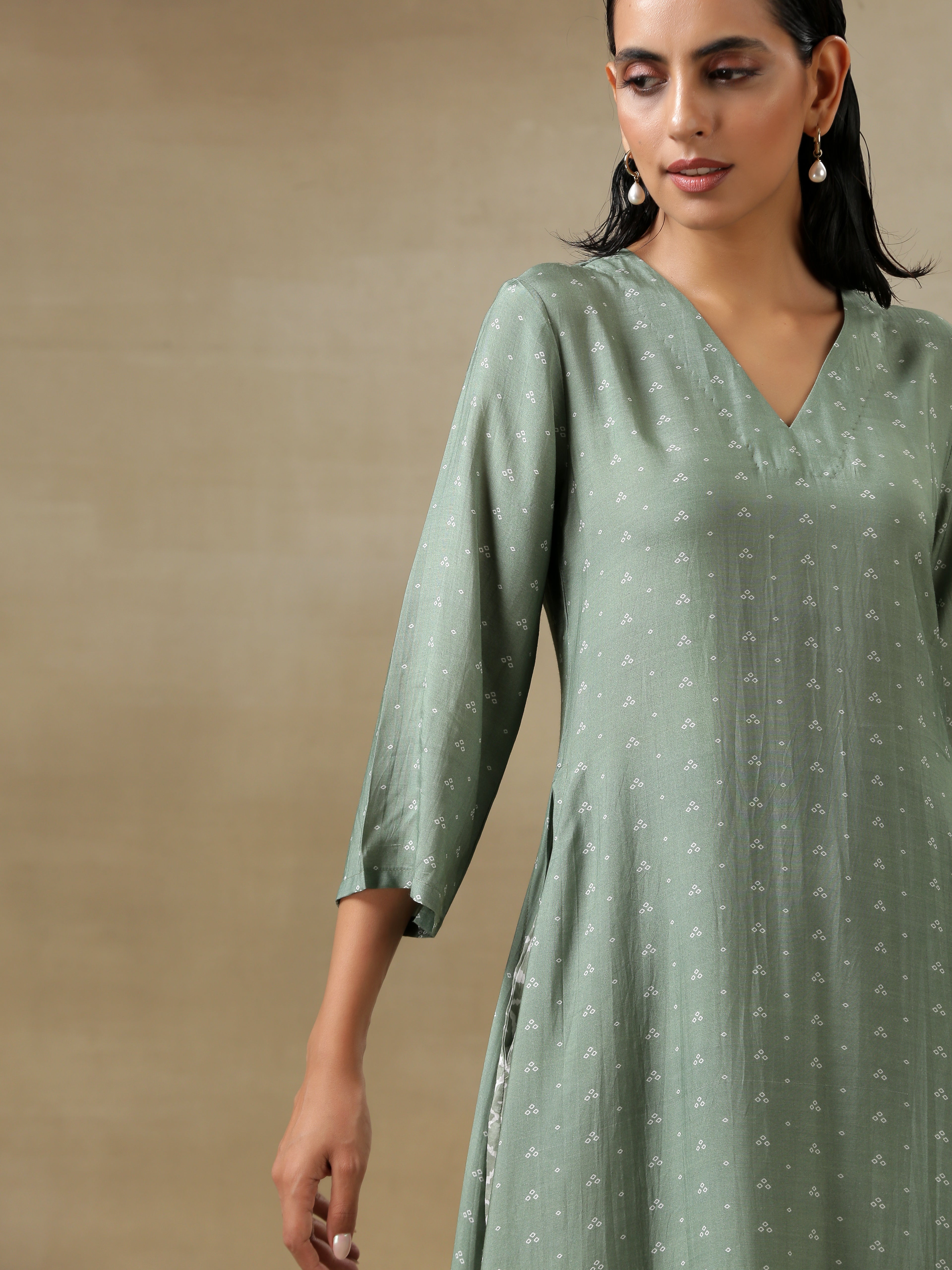 trueBrowns Light Green Bandhani Printed Silk High Slit Kurta Pant Set | Grocsy