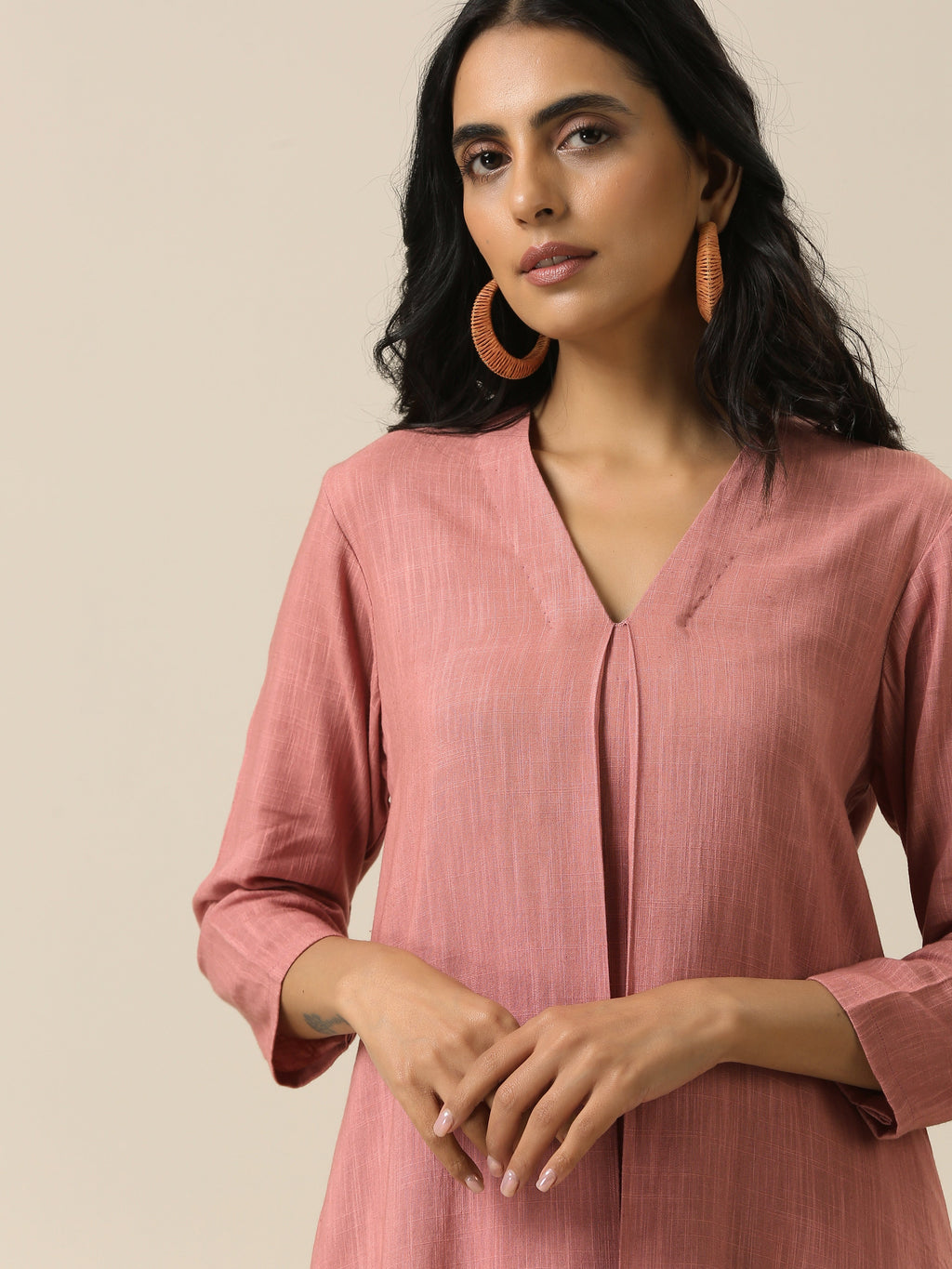 trueBrowns Light Mauve Slub Texture Neck Pleat Kurta Pant Set | Grocsy
