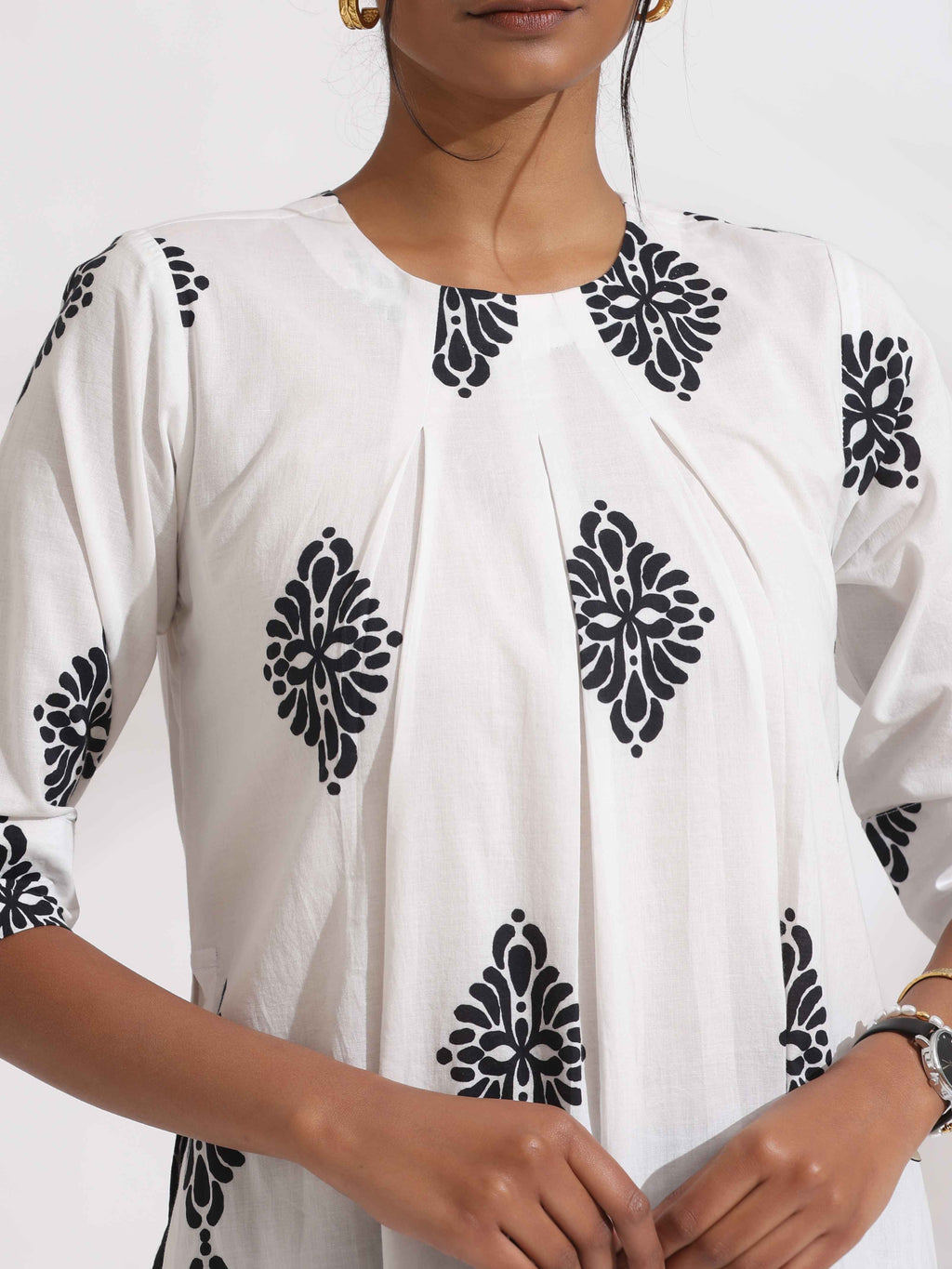 trueBrowns White Cotton Print Pleated Kurta Set | Grocsy