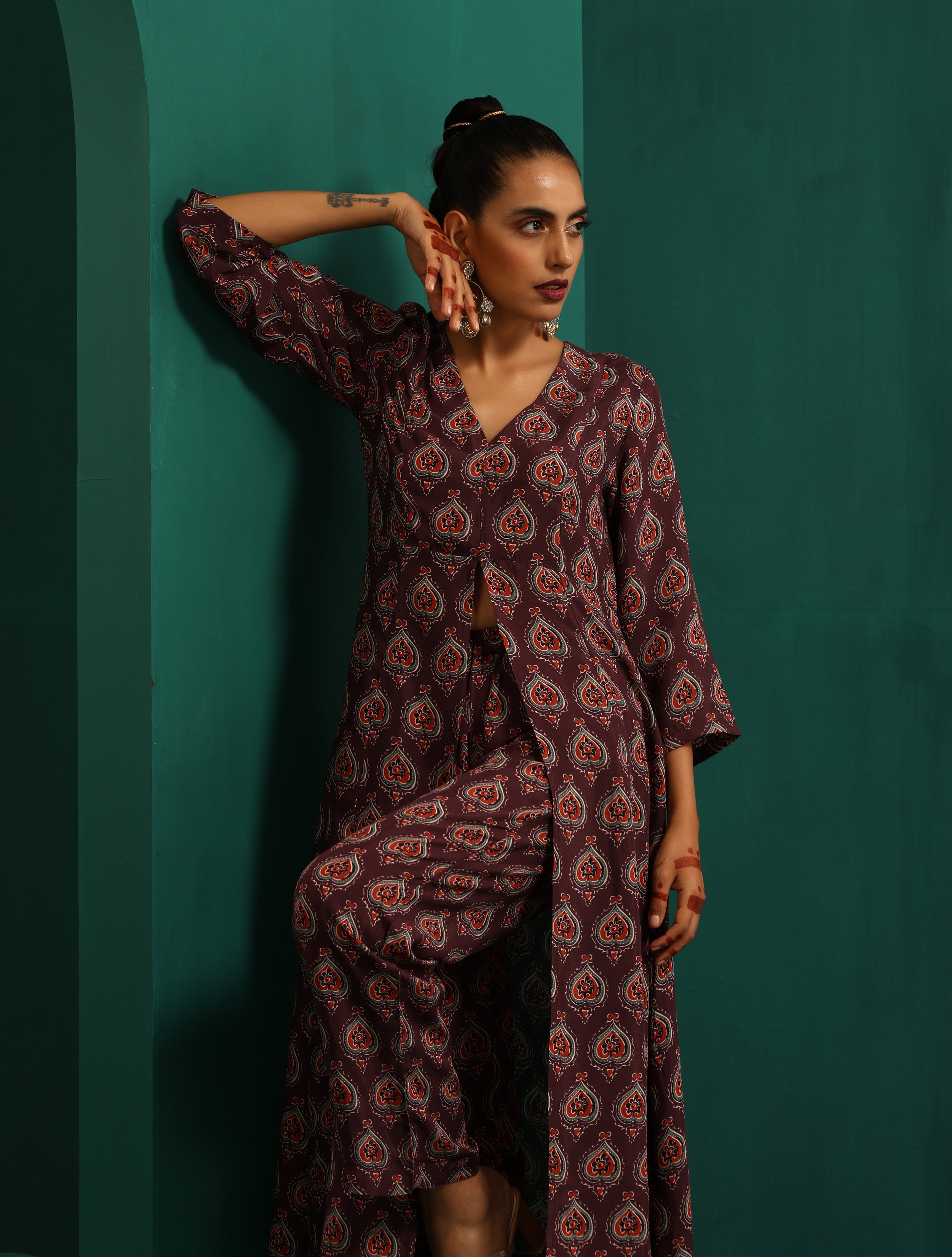 trueBrowns Deep Purple Paan Muslin Silk Printed Front Slit Kurta Pant Set | Grocsy