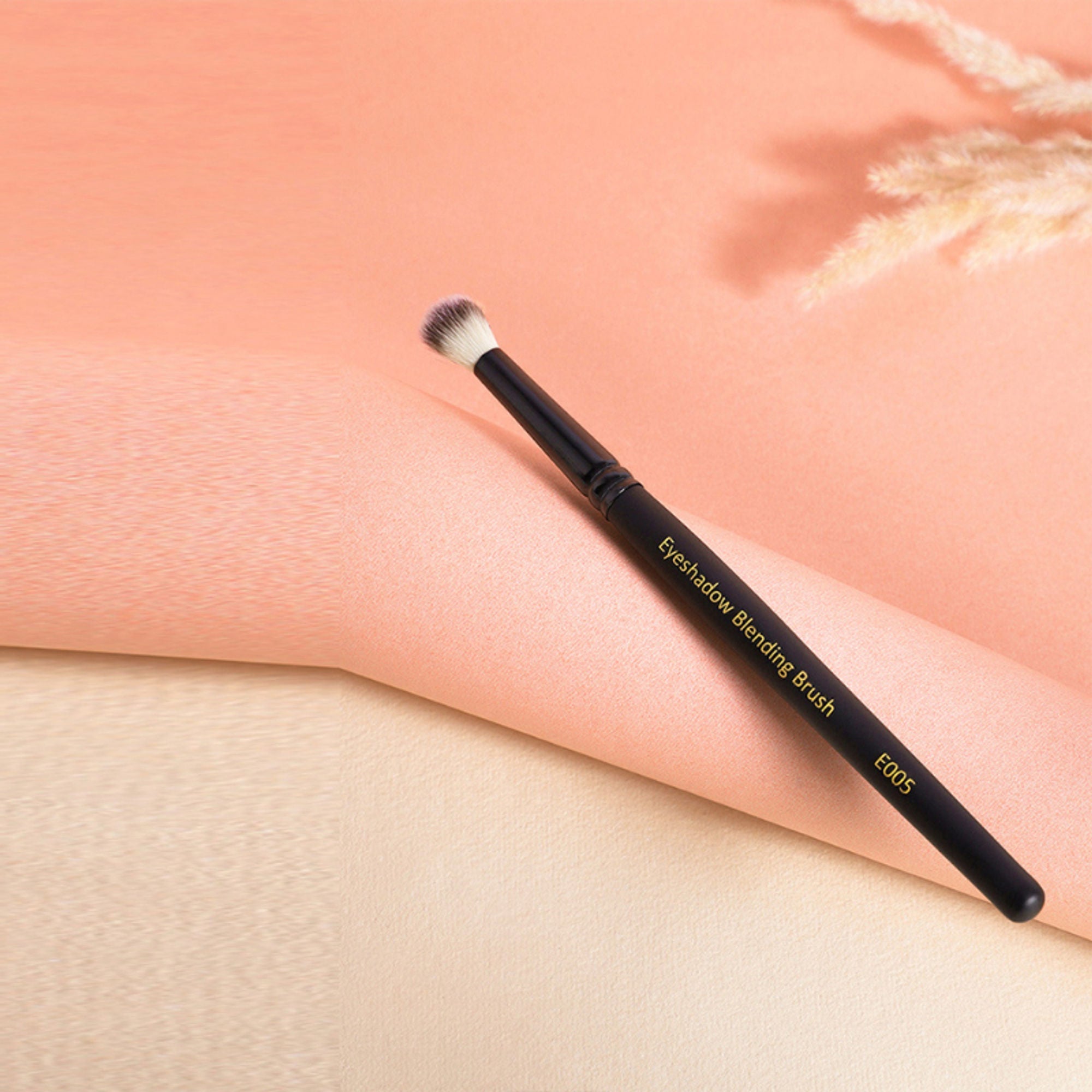 CUFFS N LASHES Eyeshadow Blending Brush - E005 | Grocsy