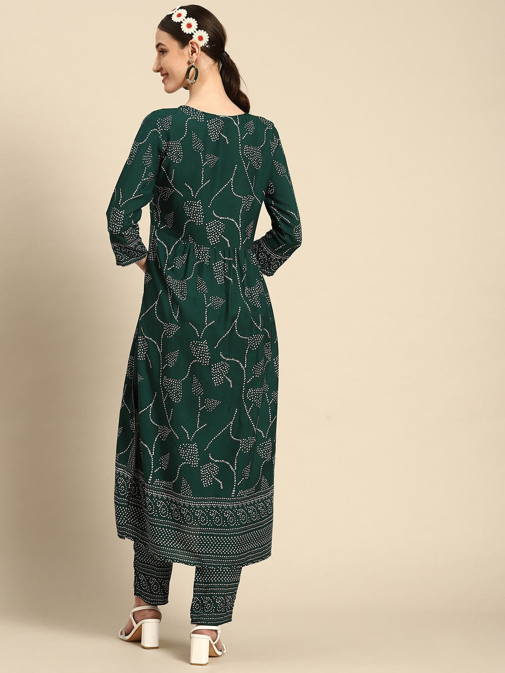Sangria Women Green Bandhani Printed Sequinned Kurta with Trousers | Grocsy