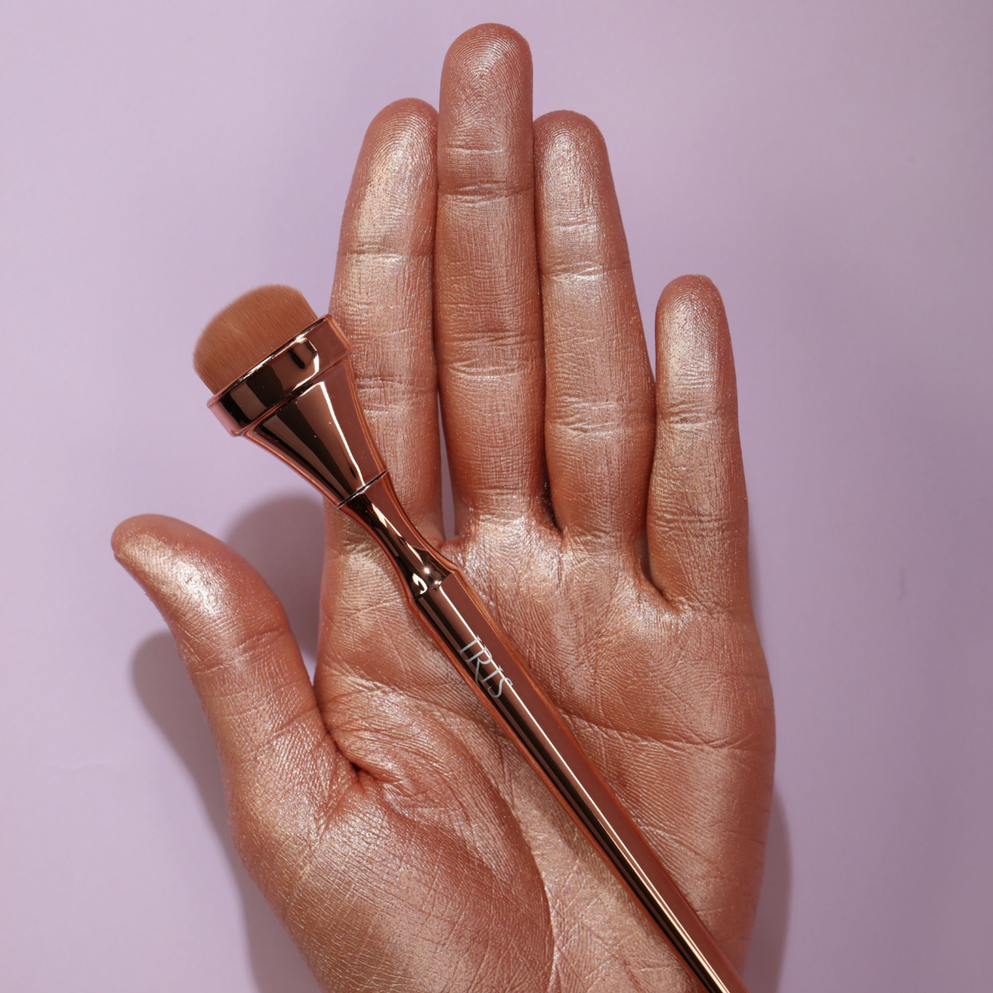 IRIS COSMETICS Luminous HD Highlighter Brush | Grocsy