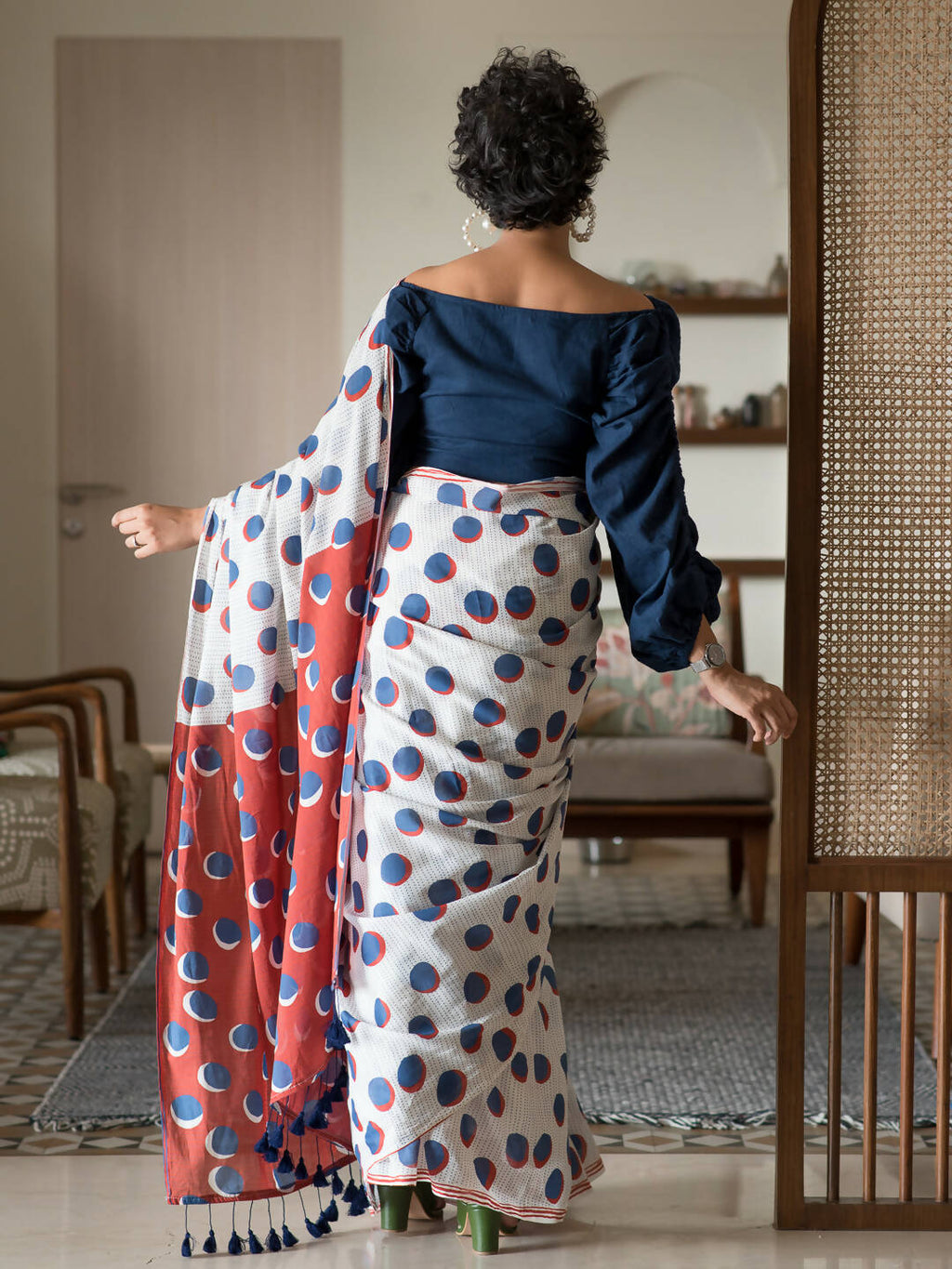 Suta Off White Polka Dots Pure Cotton Saree | Grocsy
