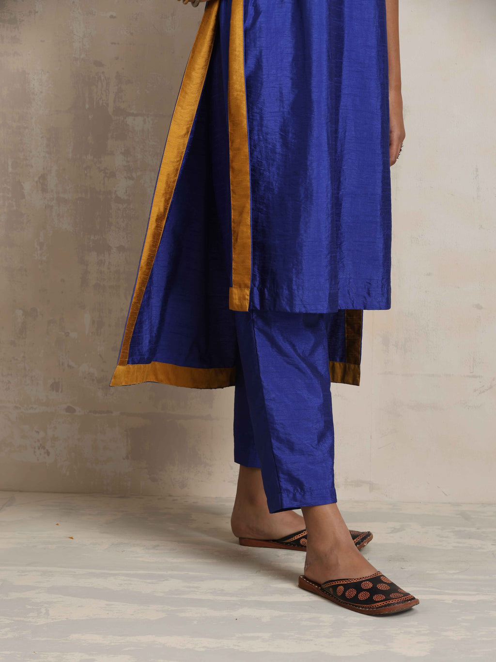 trueBrowns Blue Silk High Slit Kurta Set | Grocsy