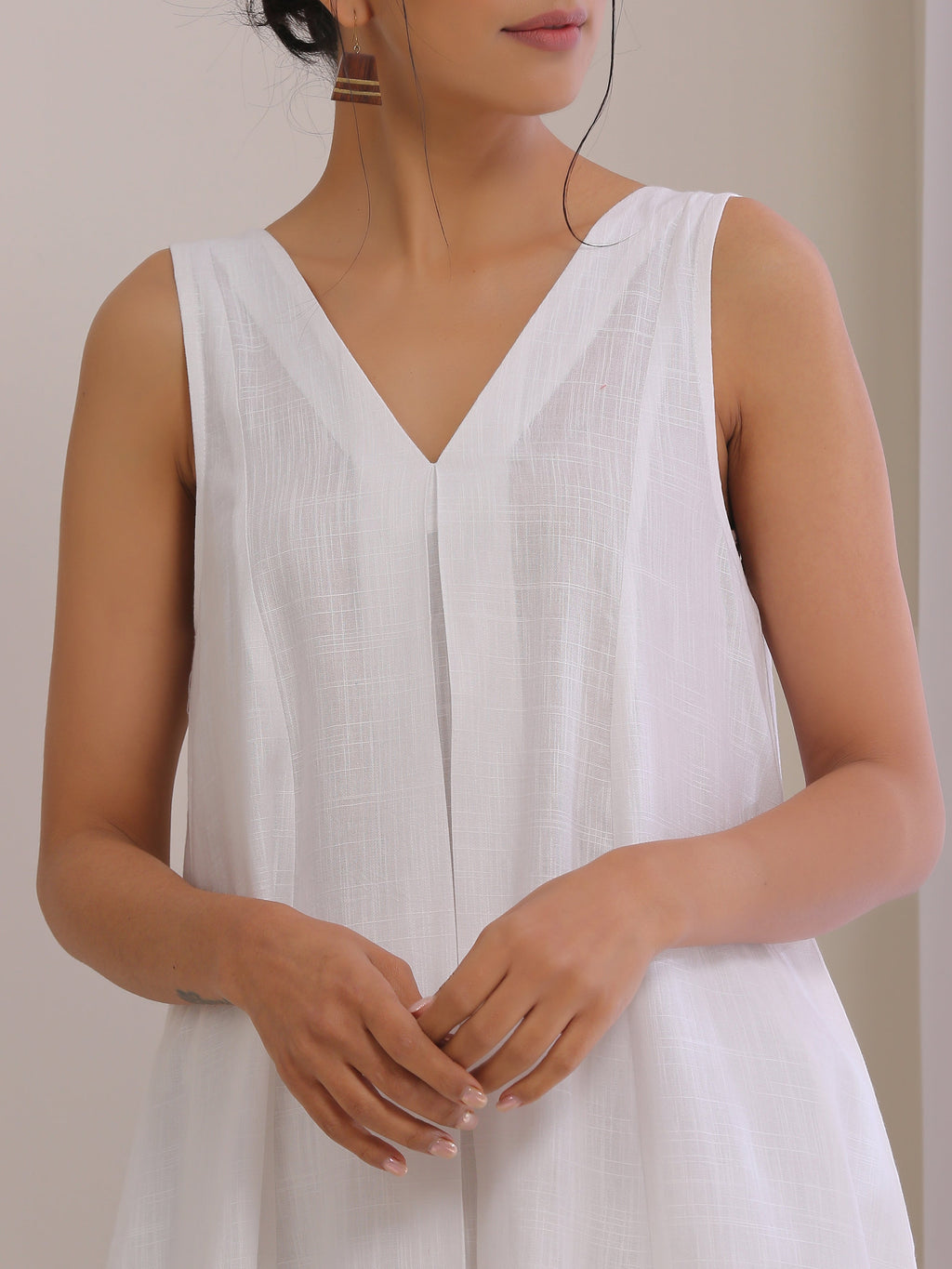 trueBrowns White Slub Texture Sleeveless Flared Kurta Pant Set | Grocsy