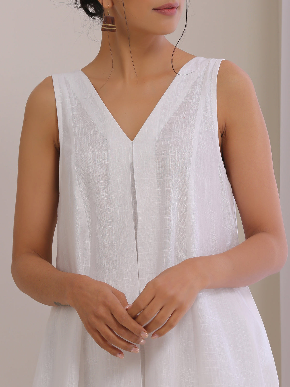 trueBrowns White Slub Texture Sleeveless Flared Kurta Pant Set | Grocsy