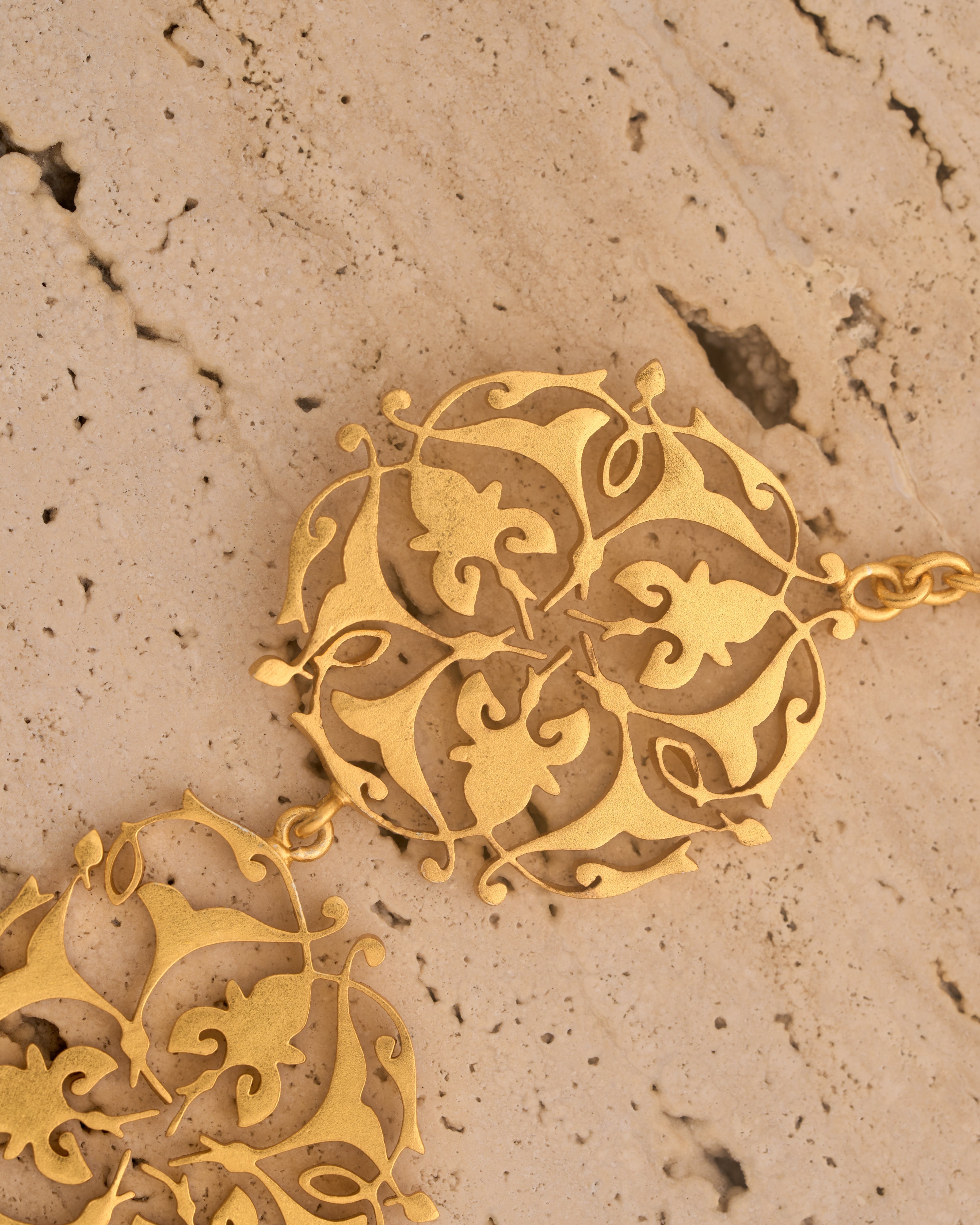 trueBrowns Gold-Polished Leaf Choker | Grocsy