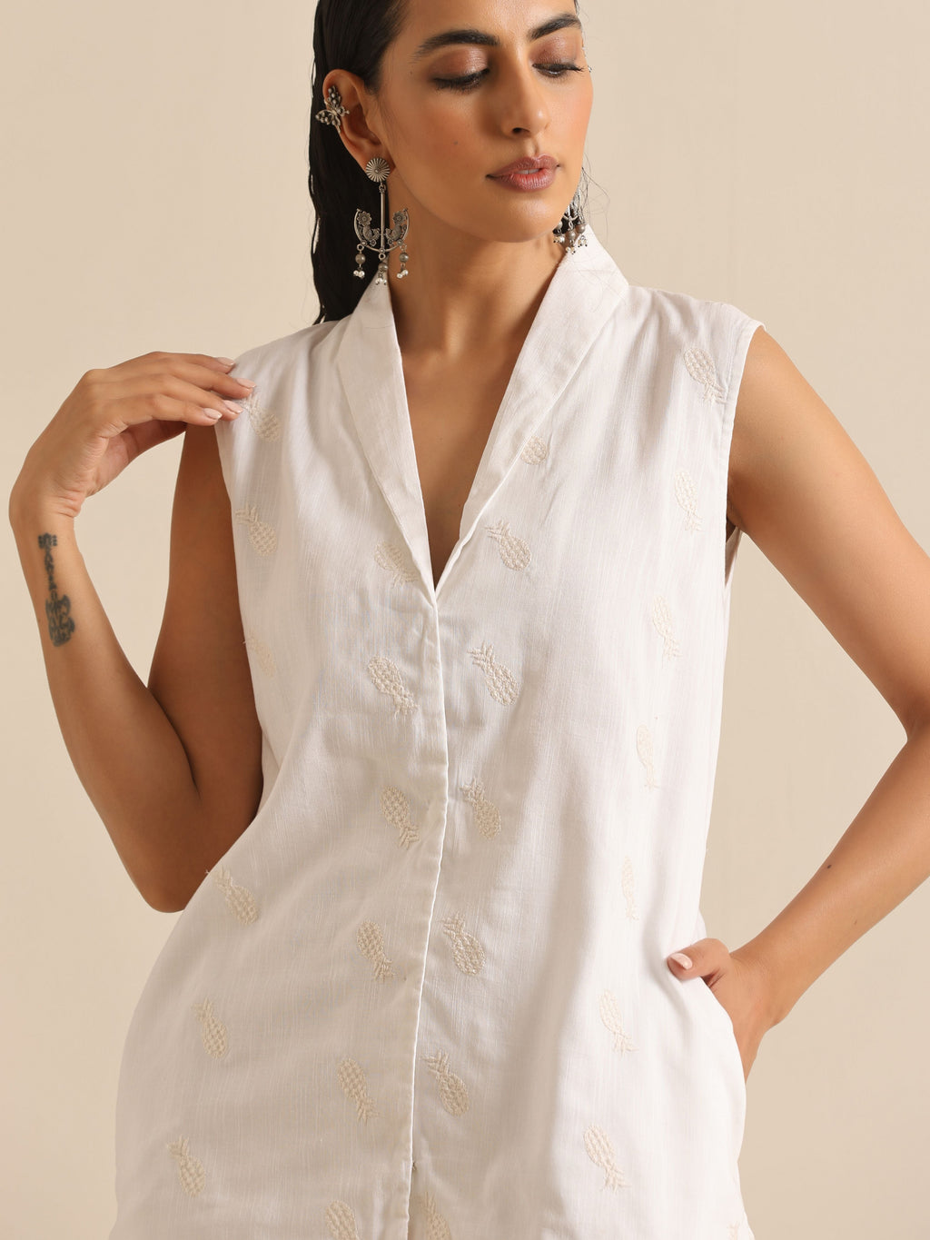 trueBrowns White Pineapple Sleeveless Jacket Pant Set | Grocsy