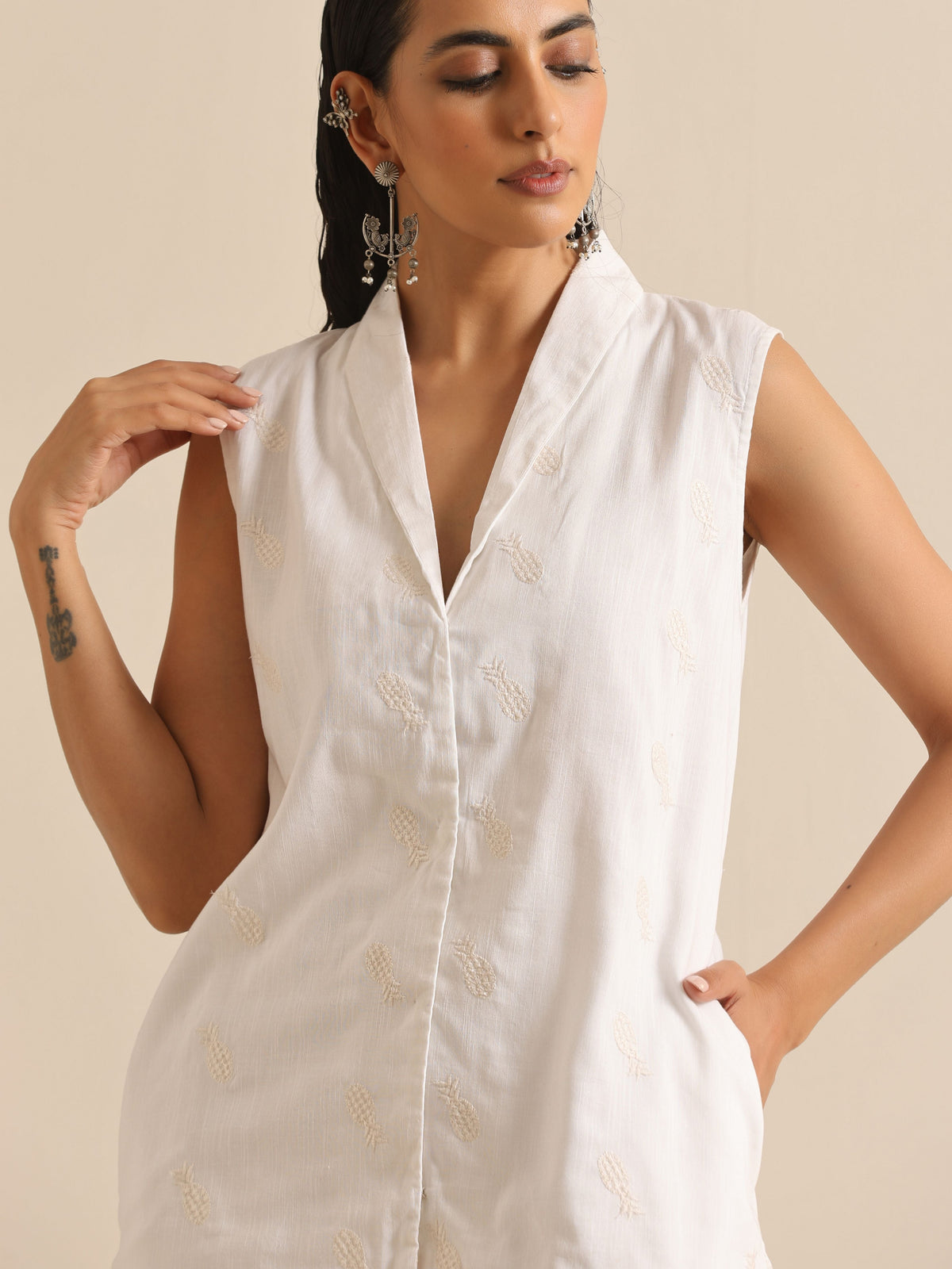 trueBrowns White Pineapple Sleeveless Jacket Pant Set | Grocsy