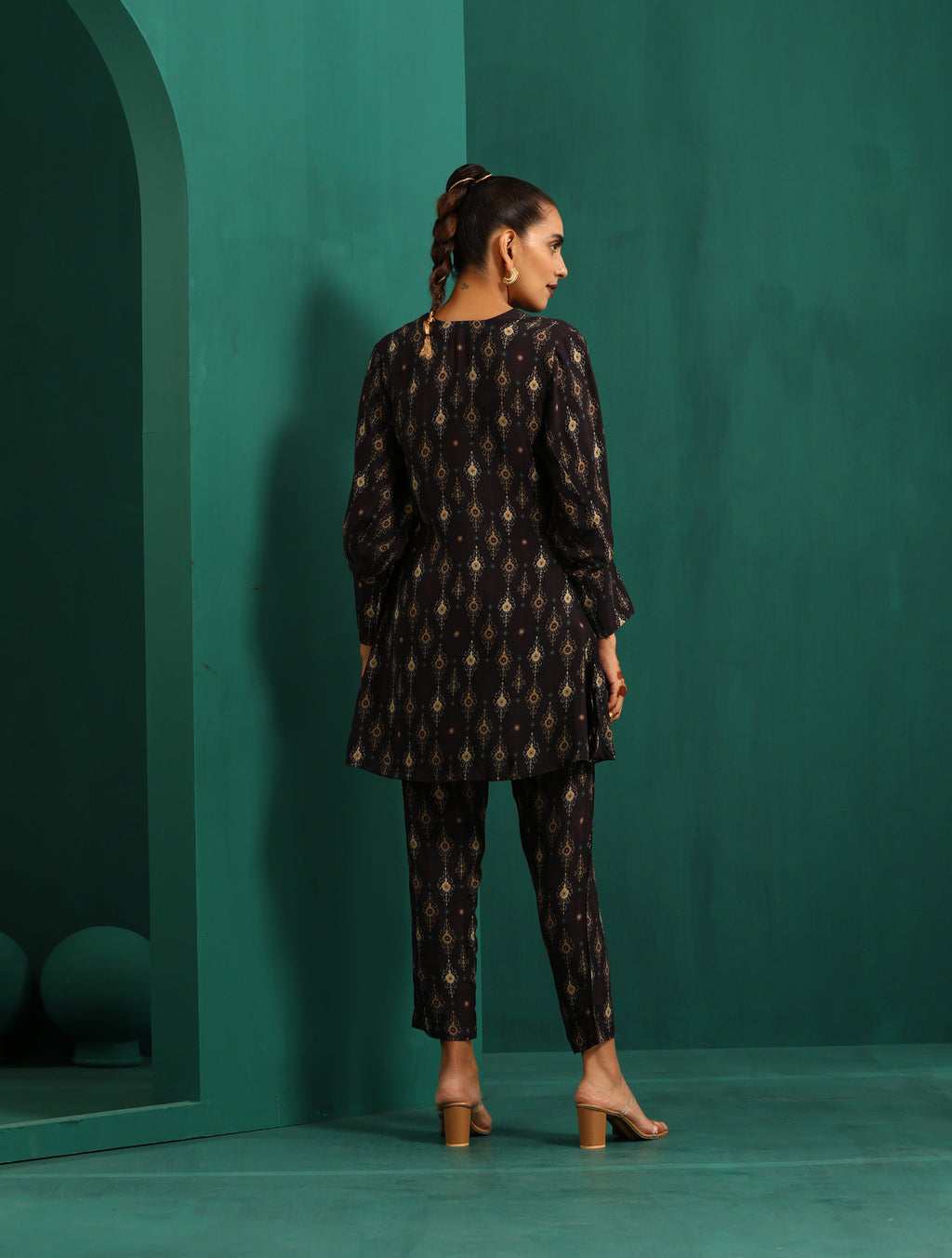 trueBrowns Black Tonal Ikat Muslin Silk Printed V-Neck Front Pleat Co-ord Set | Grocsy