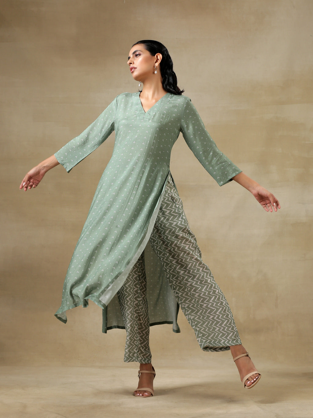 trueBrowns Light Green Bandhani Printed Silk High Slit Kurta Pant Set | Grocsy