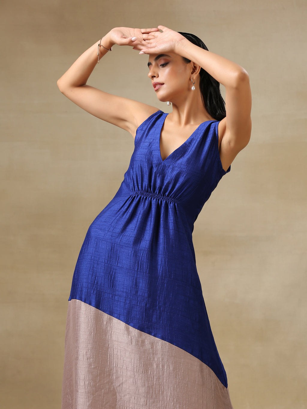 trueBrowns Blue and Grey Textured Silk Sleeveless Round Hemline Kurta Pant Set | Relove | Grocsy