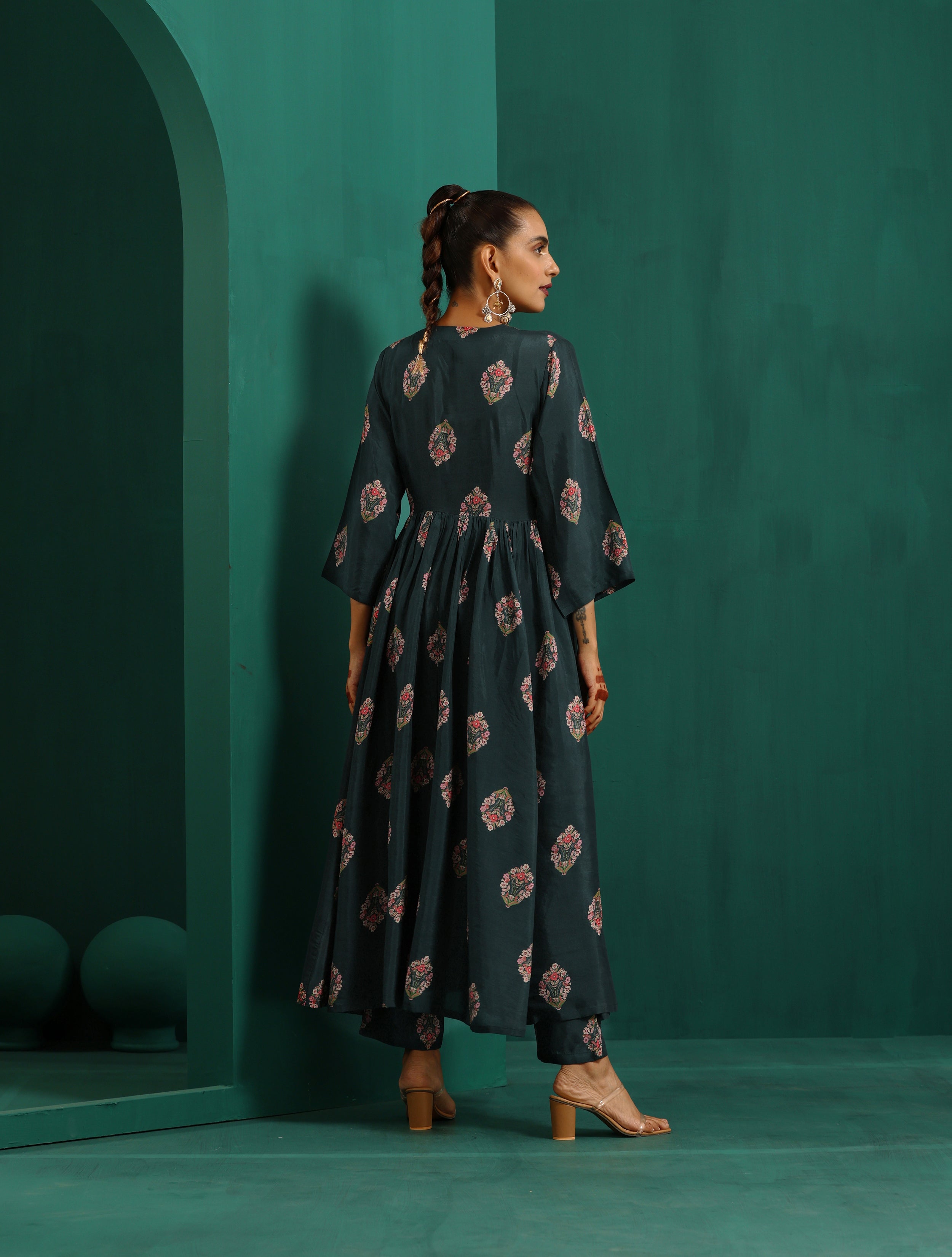 trueBrowns Deep Blue Floral Bunch Muslin Silk Printed V-Neck Waist Gathered Kurta Pant Set | Grocsy