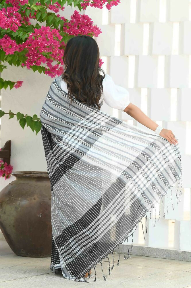 Beatitude Black Cotton Tanchori Handloom Saree | Grocsy