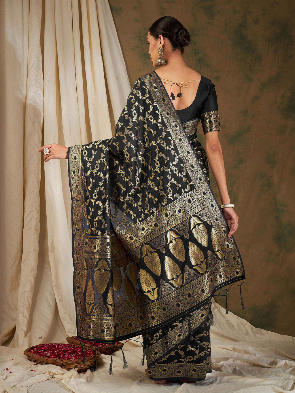 Sangria Woven Design Zari Kanjeevaram Saree | Grocsy