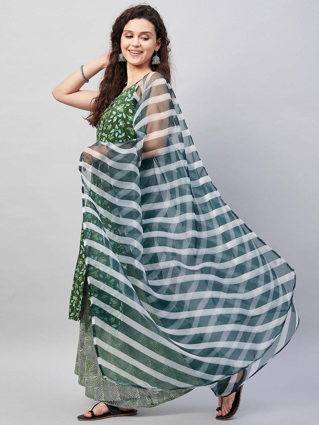 InWeave Women's Green Bagh Spaghetti Kurta Set W Green Le Dupatta | Grocsy