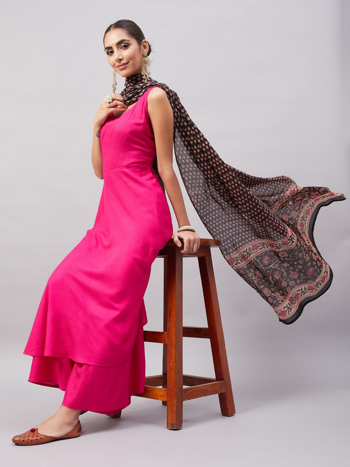 InWeave Women's Fuchsia Sleeveless Kurta Set W Black Pink Ethnic Dupatta | Grocsy