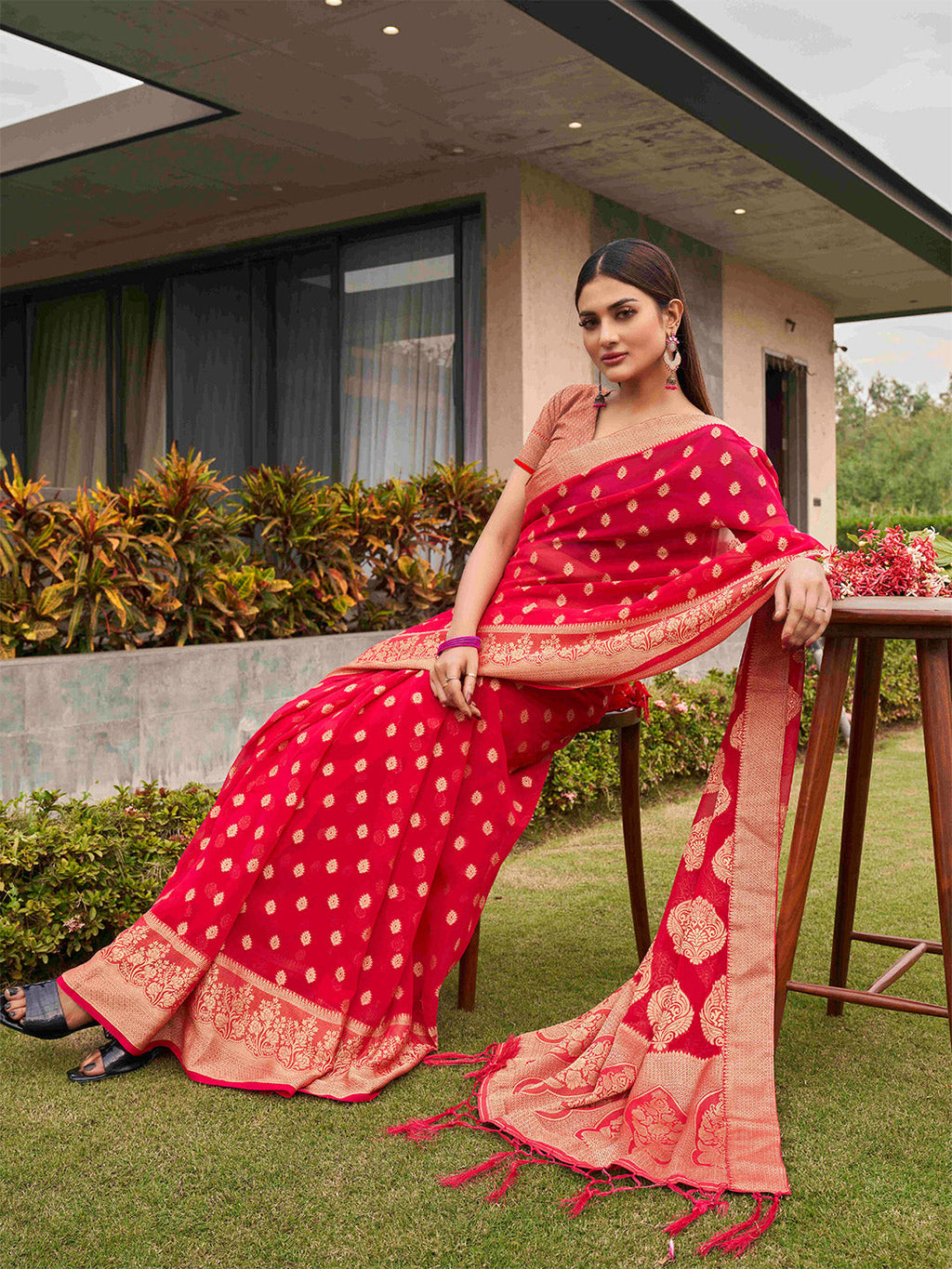 Tikhi Imli Pink Ethnic Motifs Woven Design Zari Saree | Grocsy