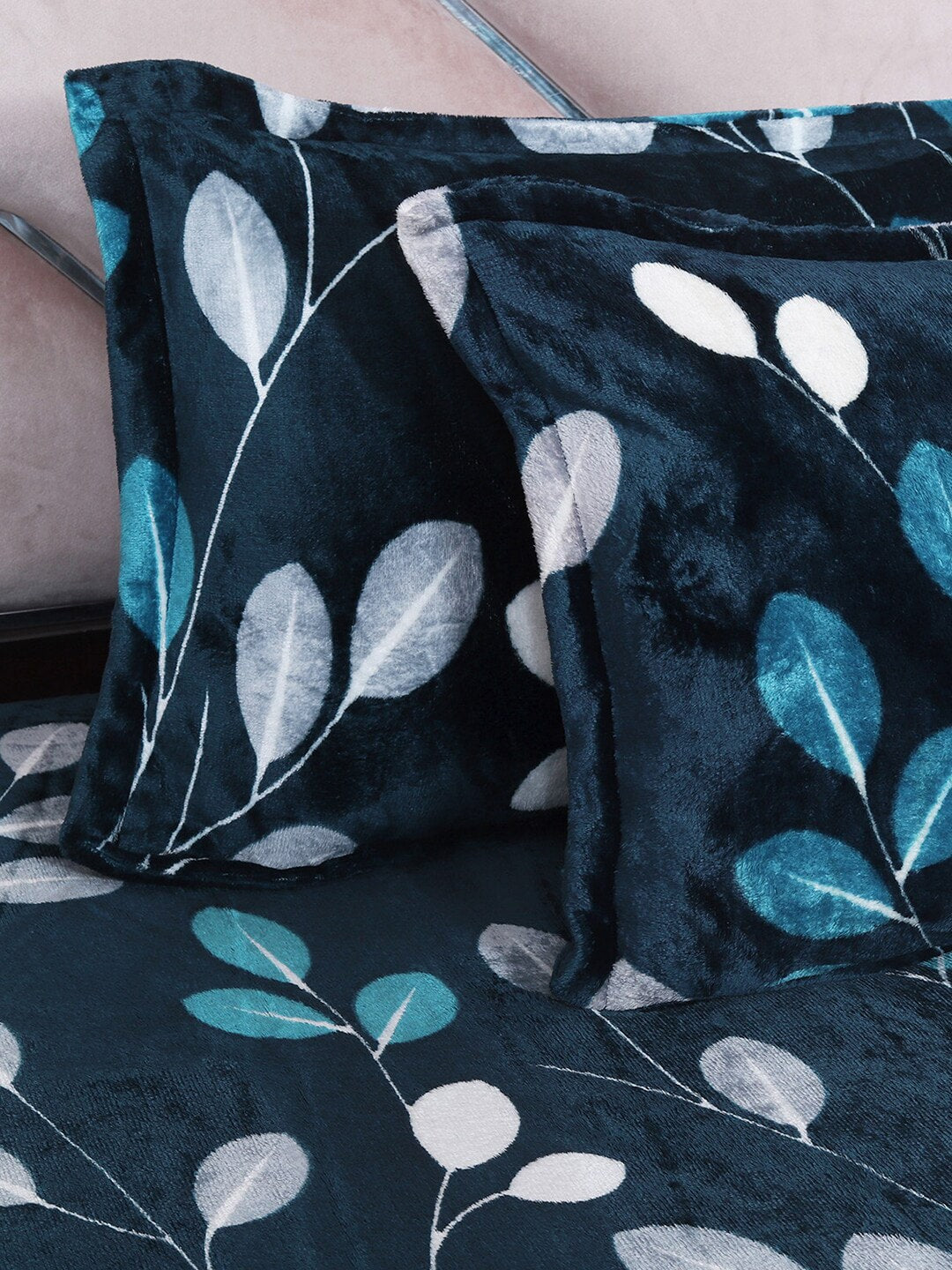 Cloth Fusion Blue & White Floral Velvet Warm 104 TC King Bedsheet With 2 Pillow Covers | Grocsy