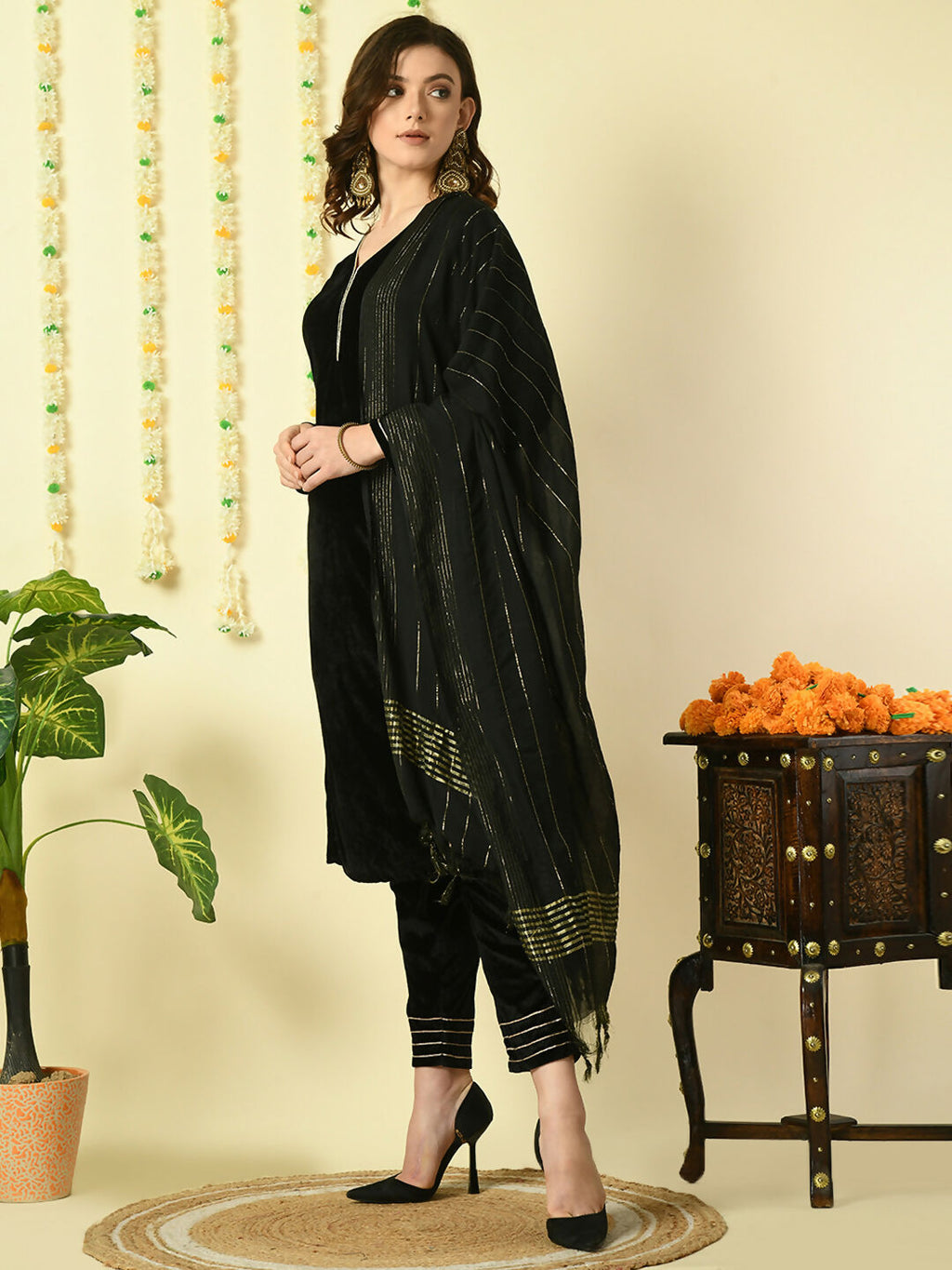Myshka Women's Black Velvet Kurta & Trousers With Dupatta Party Sets | Grocsy