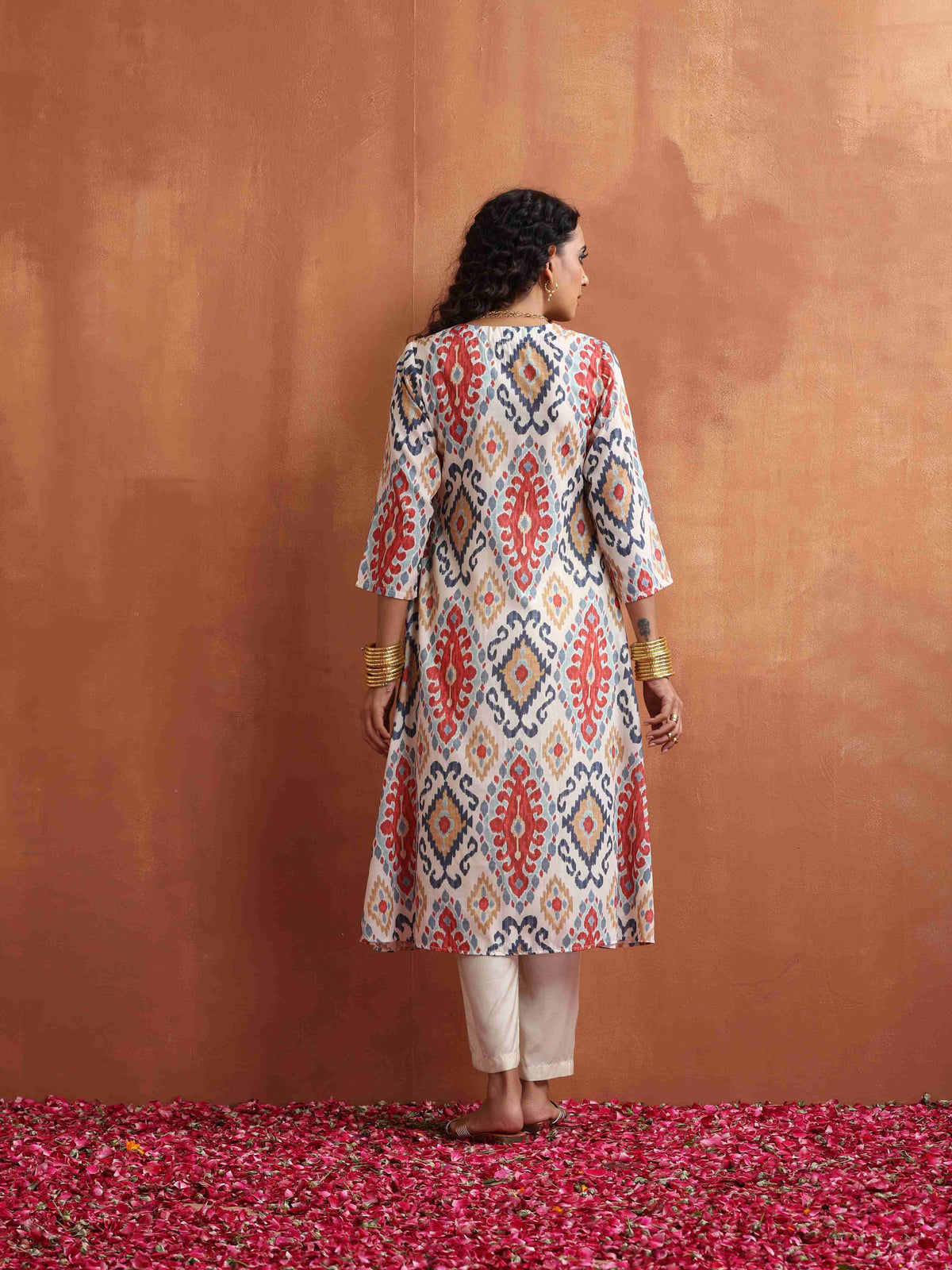 trueBrowns Off White Ikat Print Kurta Set | Grocsy