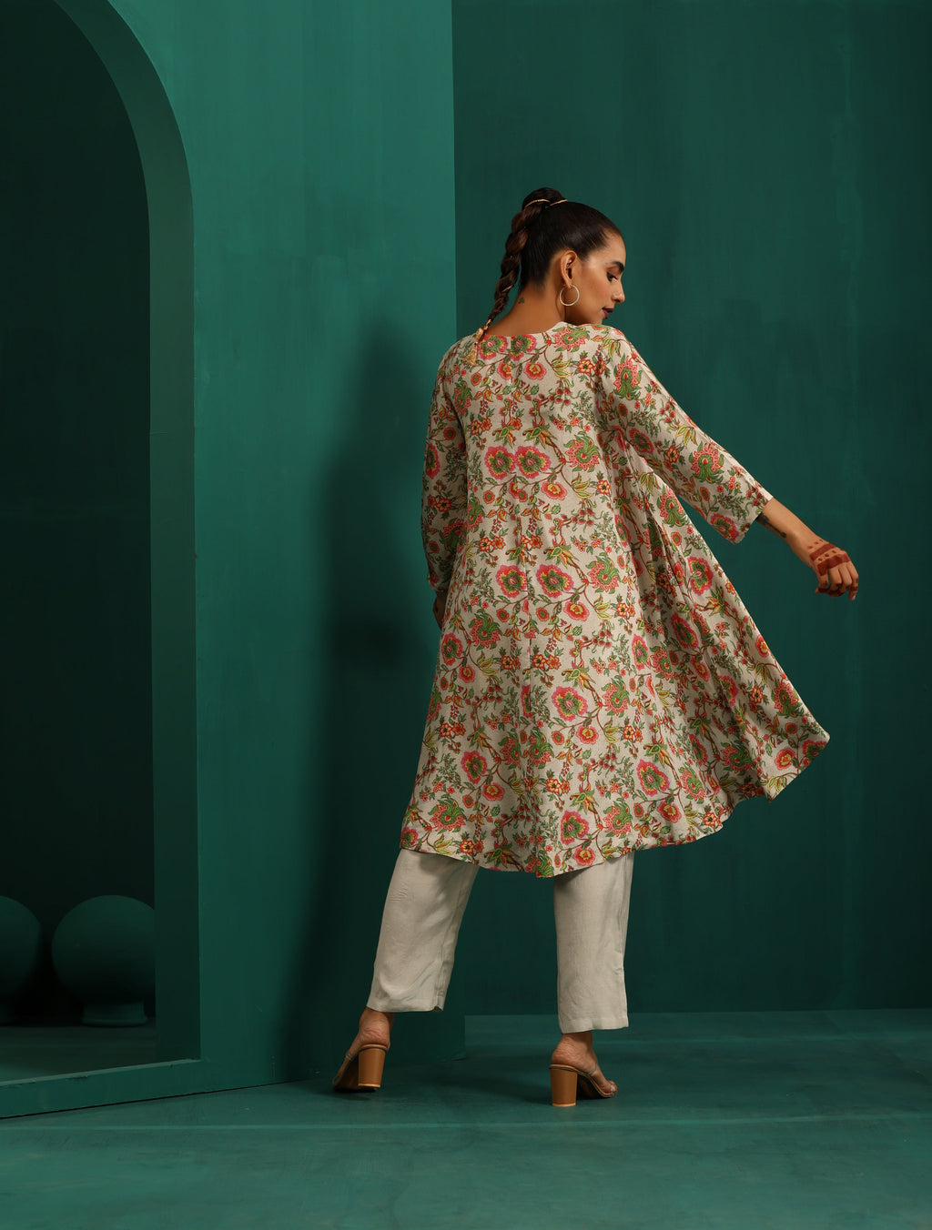 trueBrowns Off white Floral Jaal Muslin Silk Printed High Low Co-ord Set | Grocsy