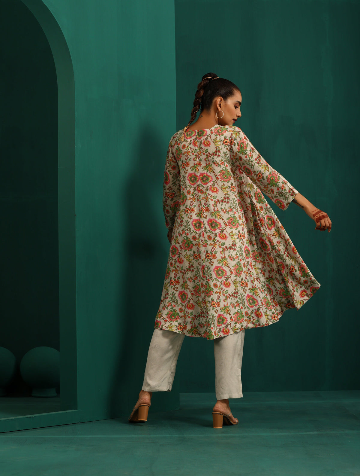 trueBrowns Off white Floral Jaal Muslin Silk Printed High Low Co-ord Set | Grocsy