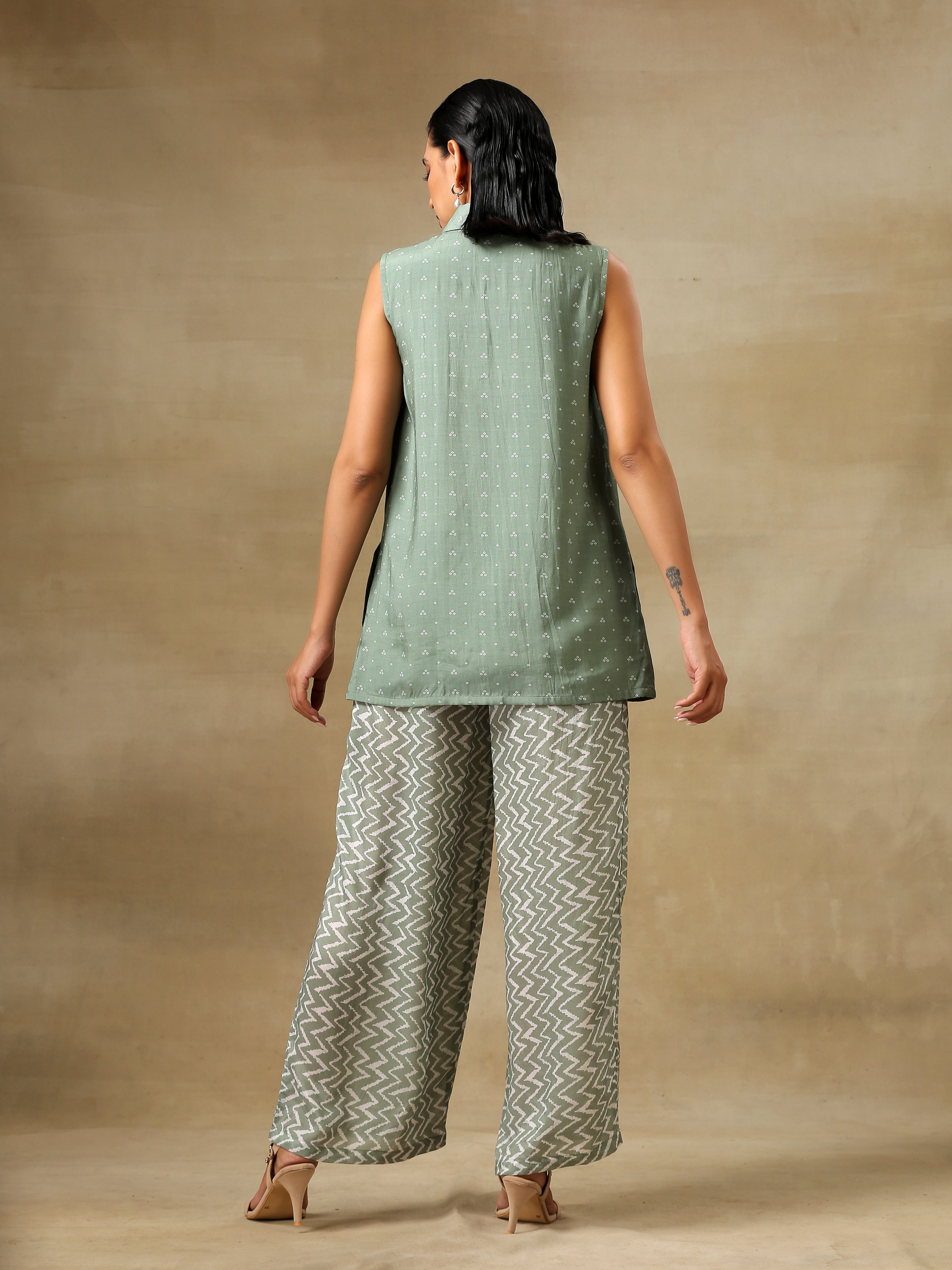 trueBrowns Light Green Bandhani Printed Silk Sleevesless Jacket Pant Set | Grocsy