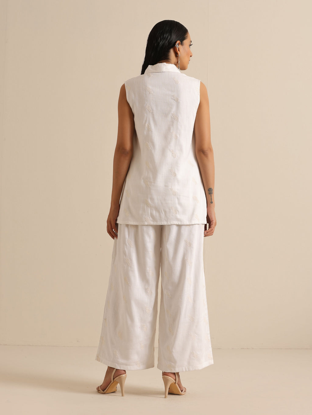 trueBrowns White Pineapple Sleeveless Jacket Pant Set | Grocsy
